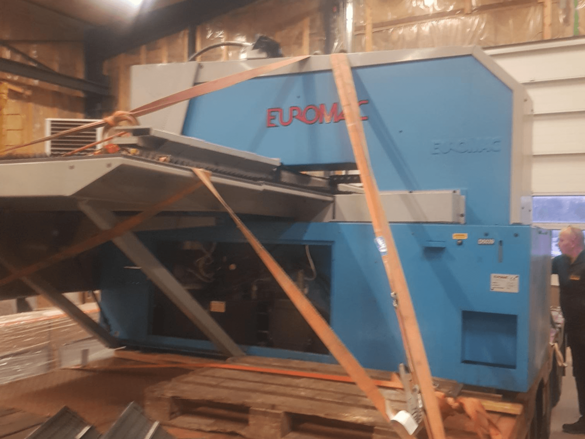CNC stansmachine Euromac ZX INDEX gezien vanaf de zijkant, vastgezet met riemen, met een blauwe metallic afwerking.