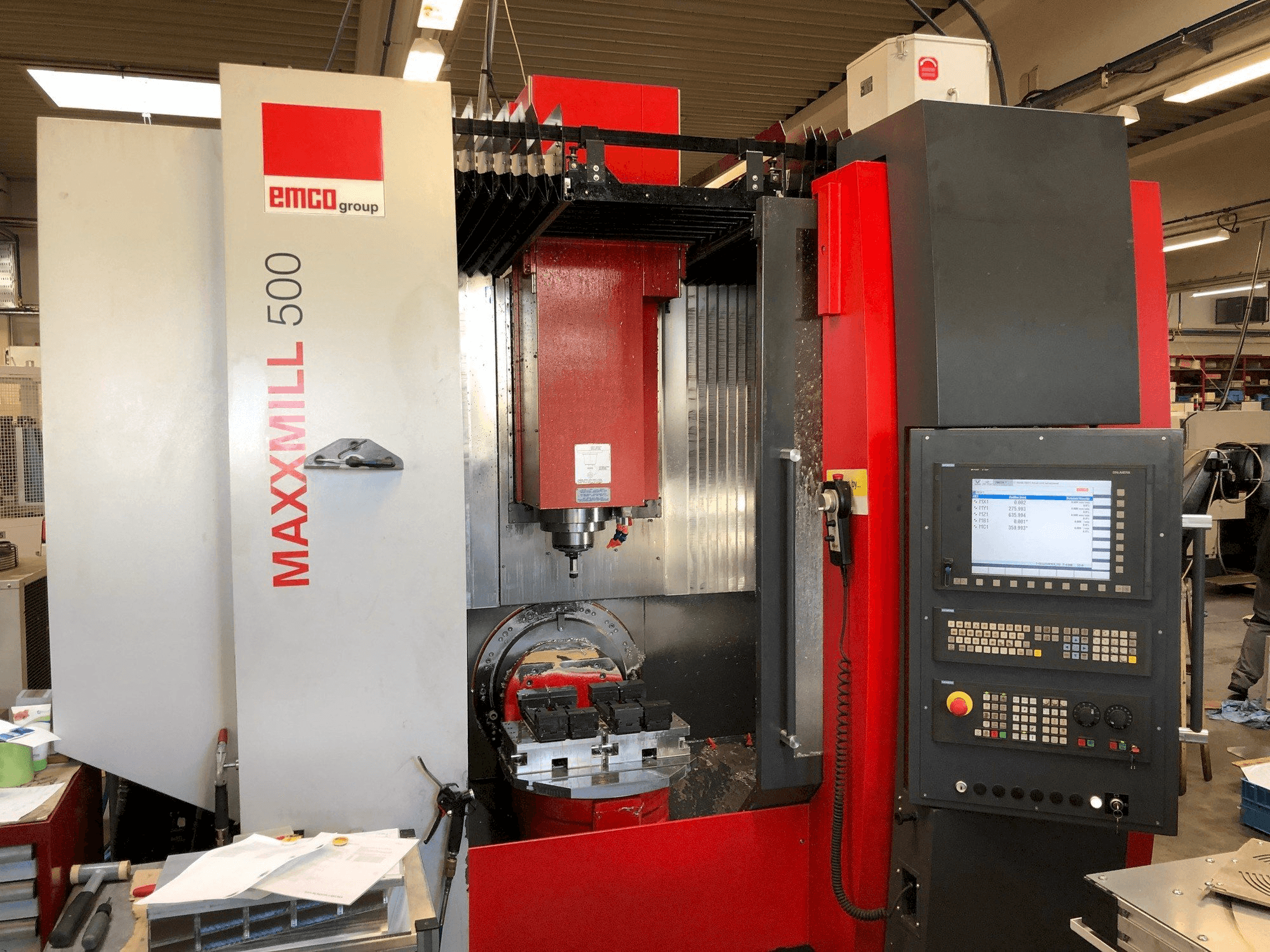 Vooraanzicht van EMCO MAXXMILL 500 machine