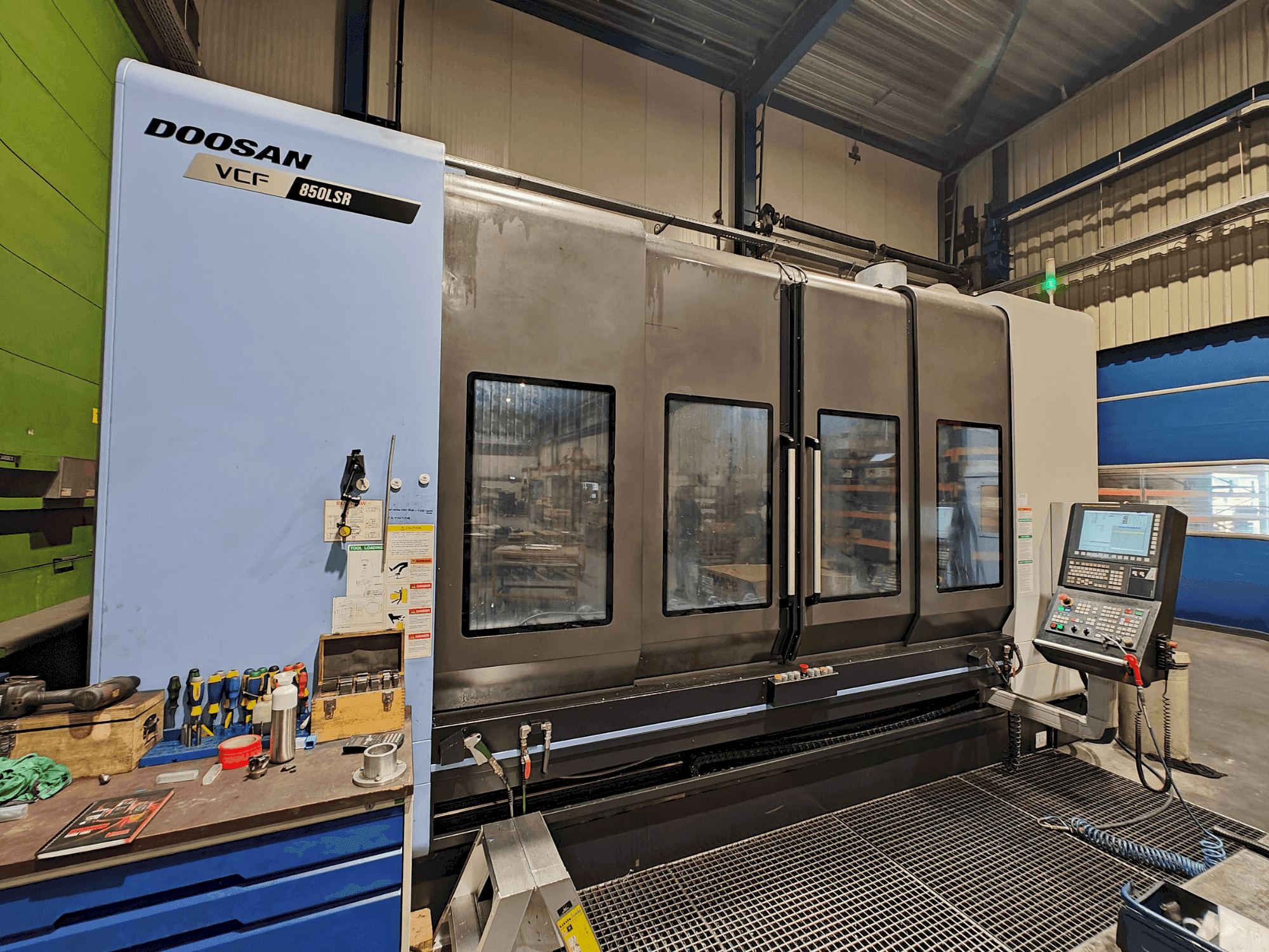 Vooraanzicht van DOOSAN VCF 850 LSR machine