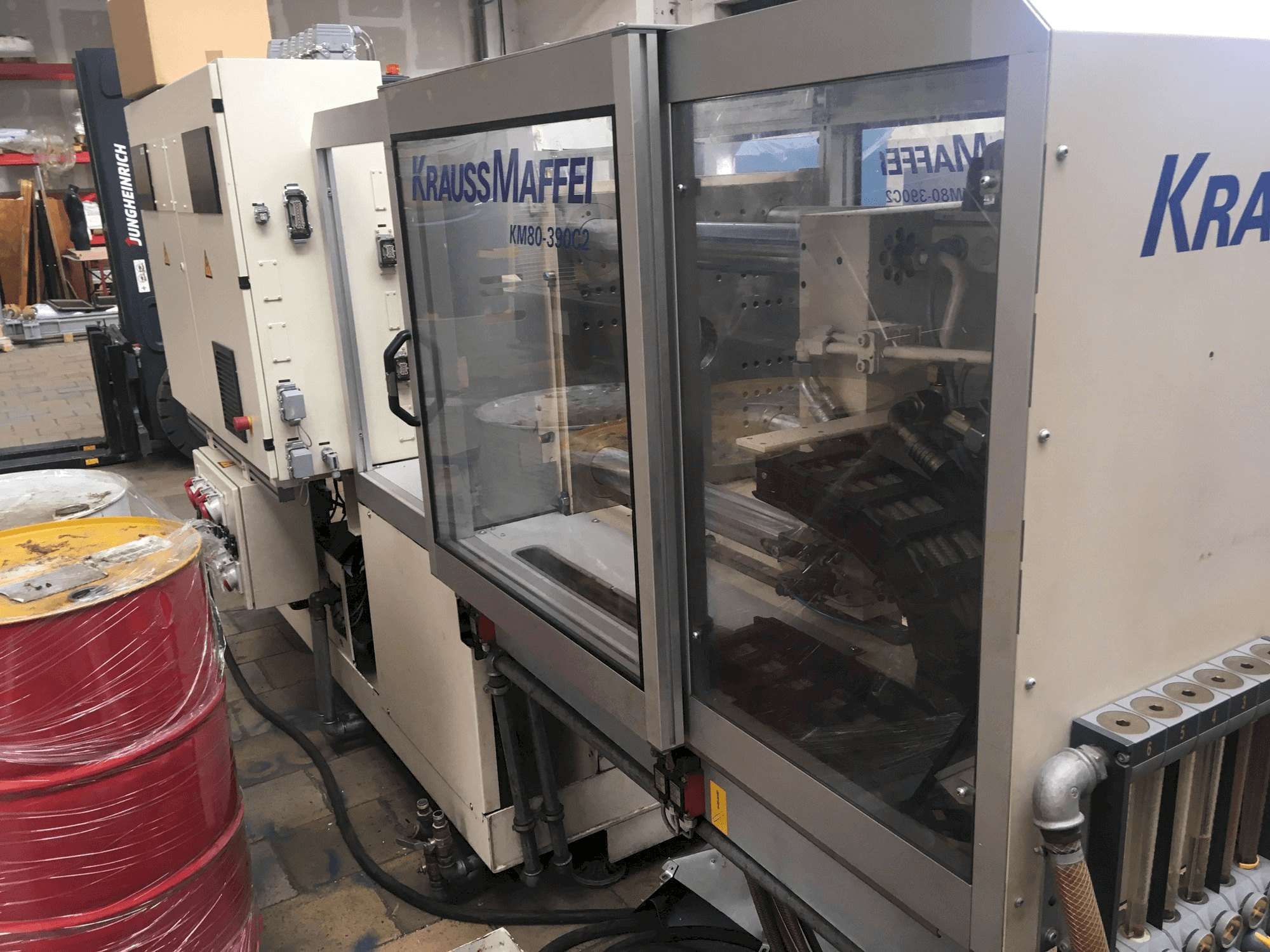 Recht aanzicht van Krauss Maffei 80/390 C2 machine