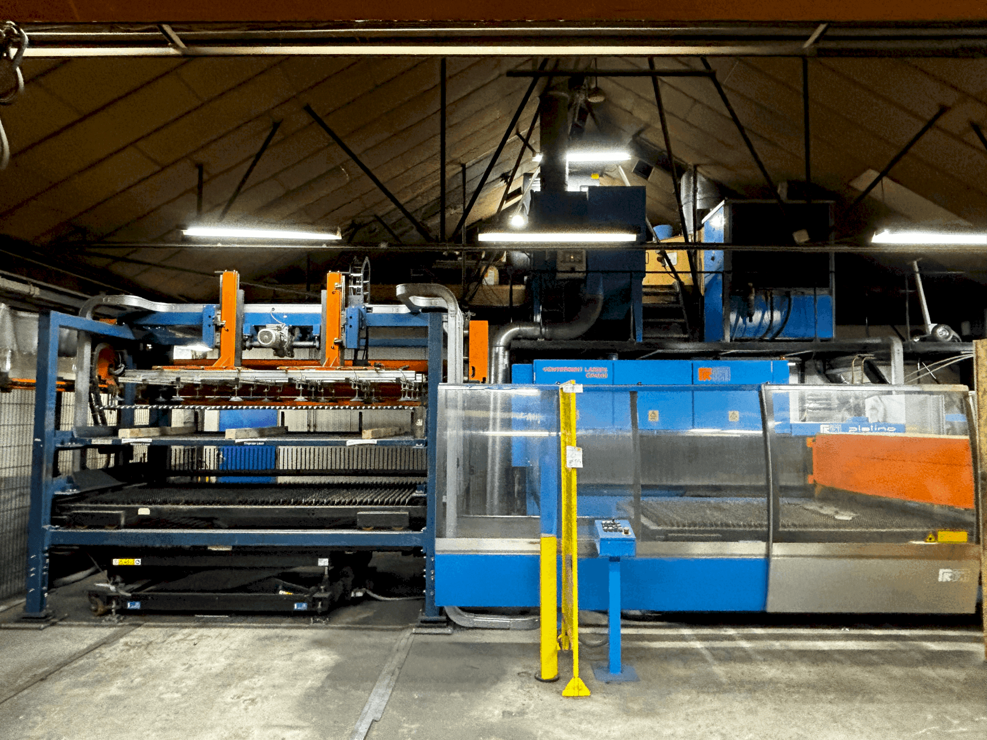 Vooraanzicht van Prima Industrie Platino 1530 machine