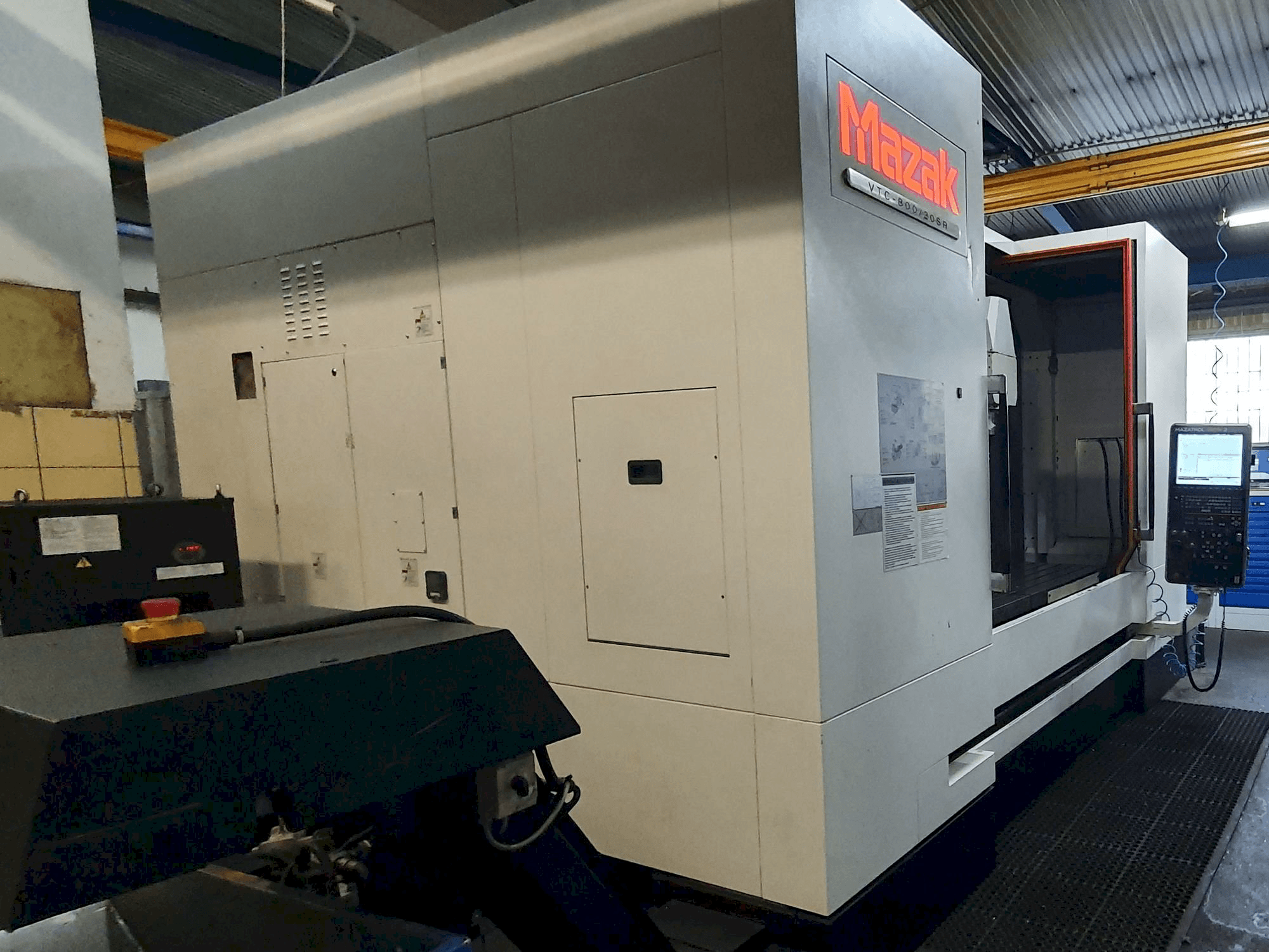 Links zicht van Mazak VTC-800/20SR machine