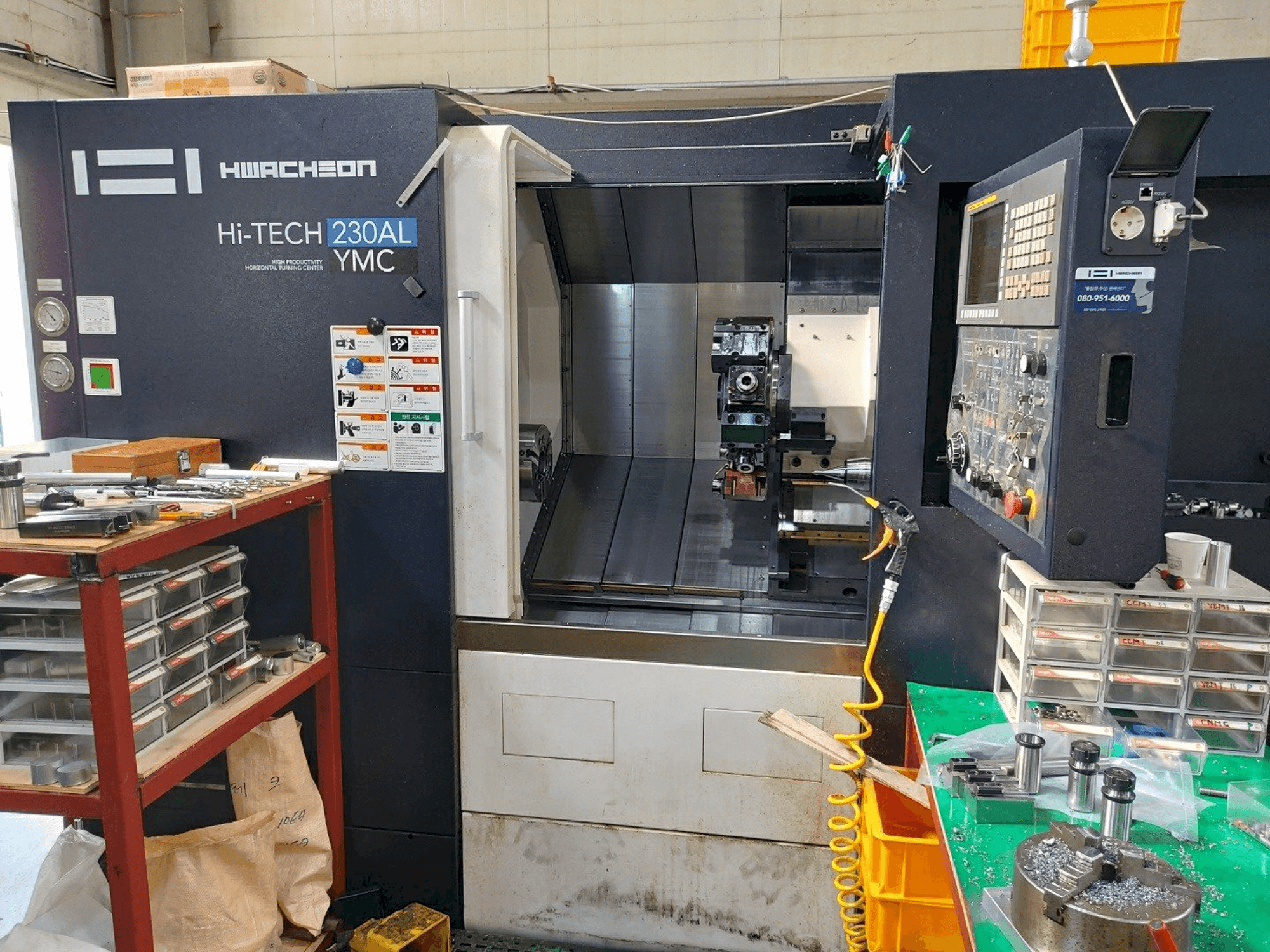 Vooraanzicht van HWACHEON Hi-TECH 230AL YMC machine