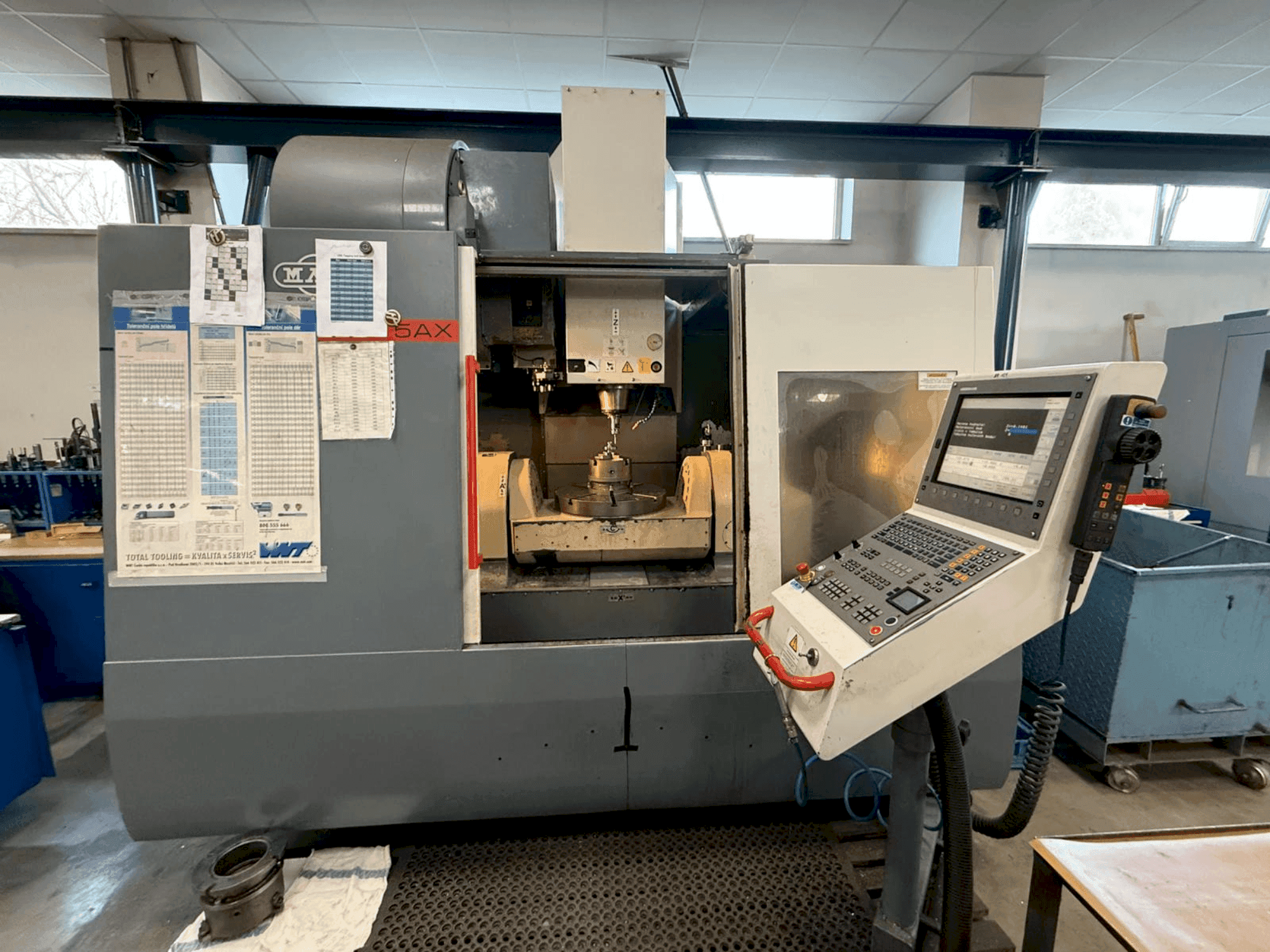 Vooraanzicht van KOVOSVIT MAS MCV 1000 Speed 5AX machine