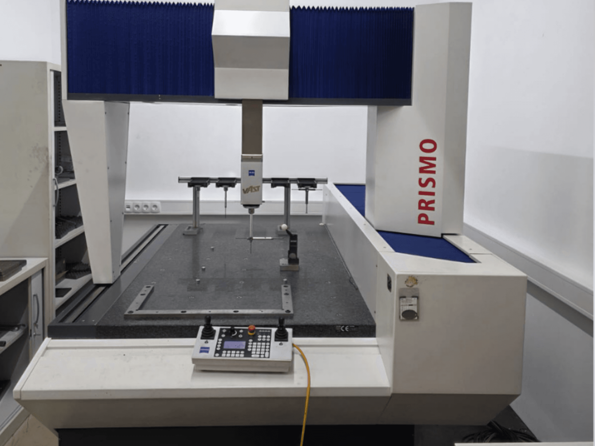 ZEISS PRISMO 700 coördinaten meetmachine in vooraanzicht, met een taster en bedieningspaneel op een granieten voet.