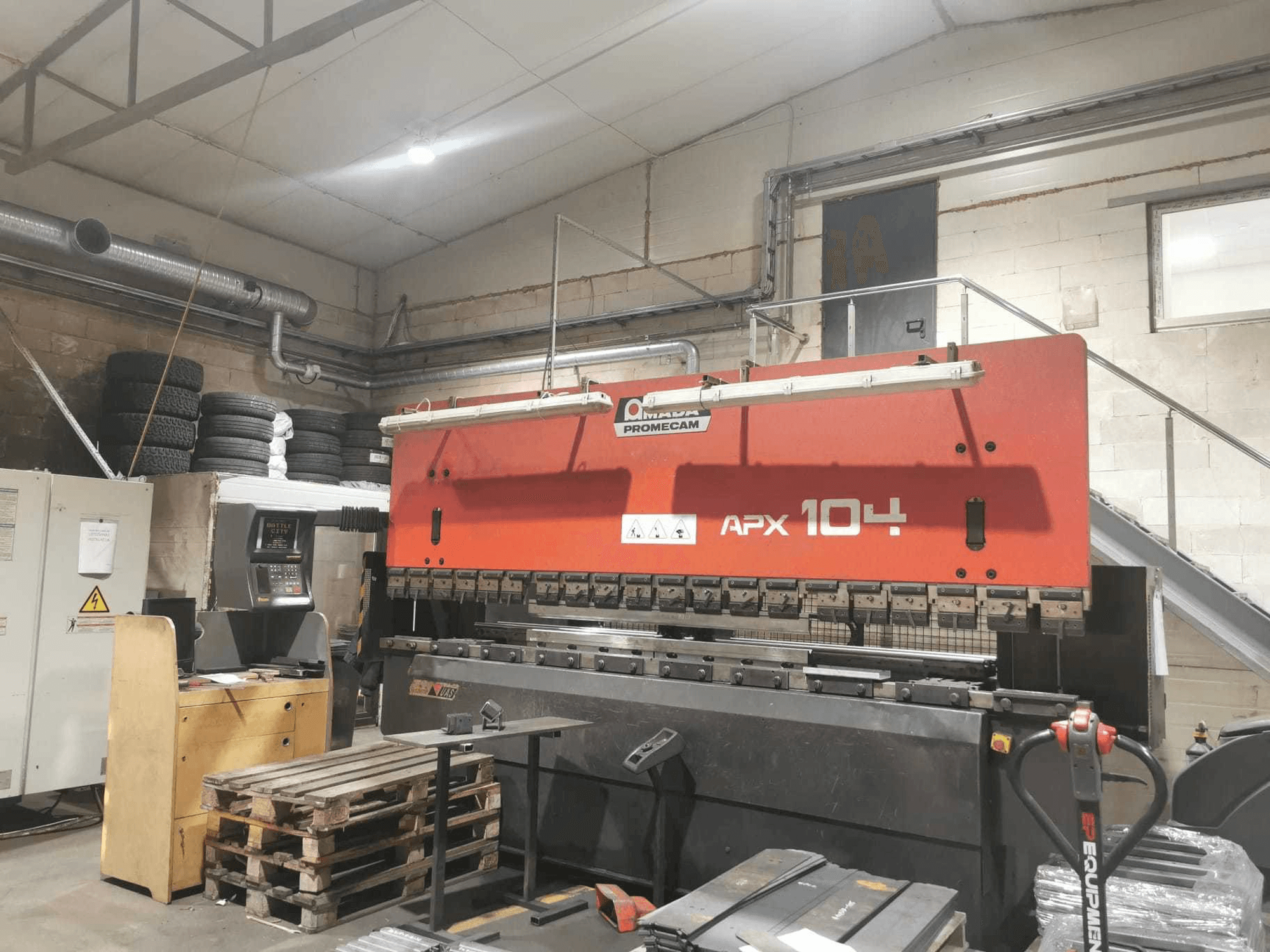 Vooraanzicht van AMADA APX machine