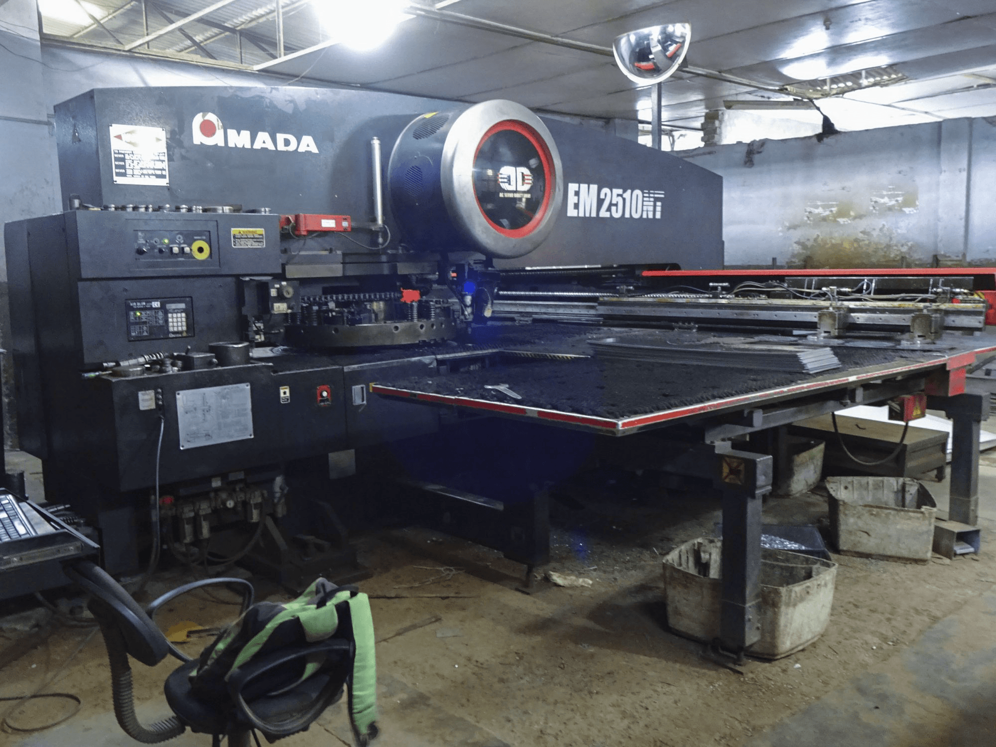 Vooraanzicht 1 van AMADA EM2510NT machine