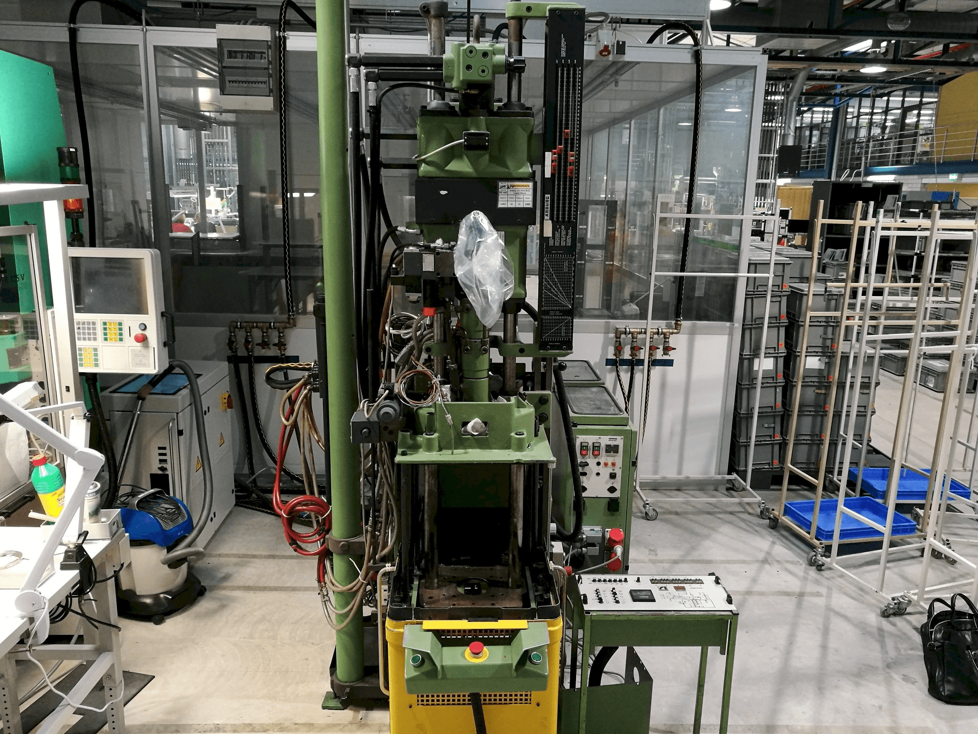 Vooraanzicht van Arburg 221-75-350 machine