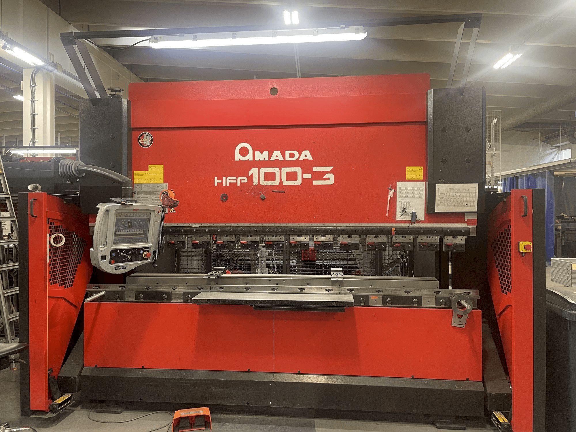 Vooraanzicht van AMADA HFP 100-3 machine