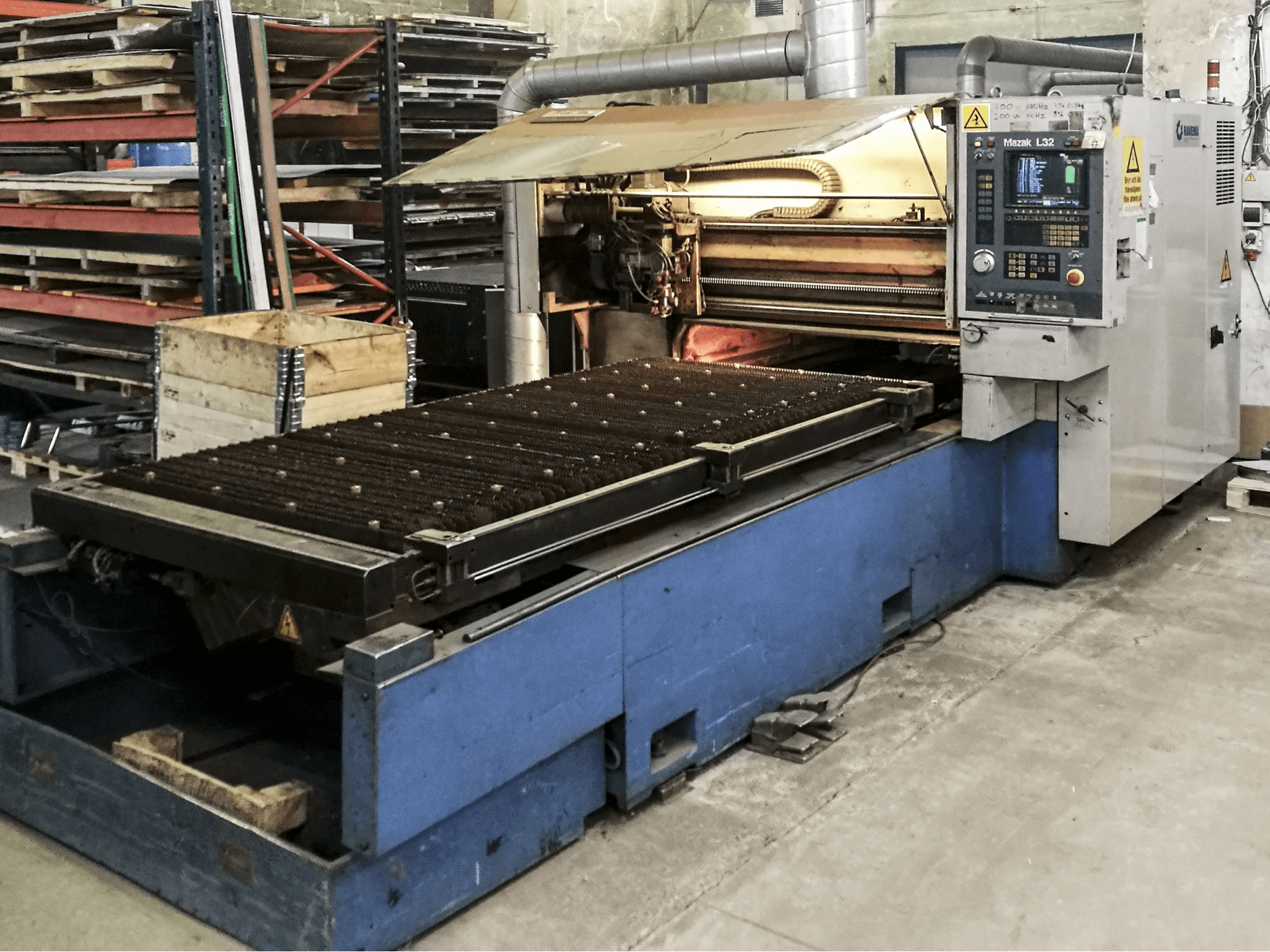 Links zicht van Mazak LASER-PATH NEW SUPER TURBO X48 machine