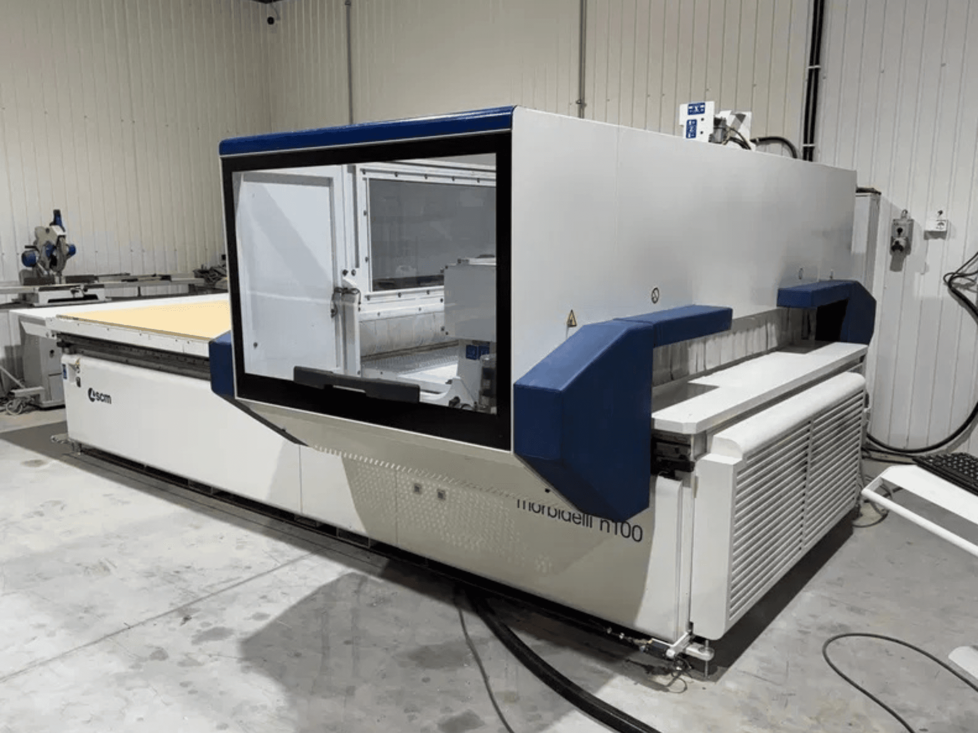 SCM Morbidelli N100 CNC-bewerkingscentrum, vooraanzicht met het grote werkgebied en de bedieningsinterface.