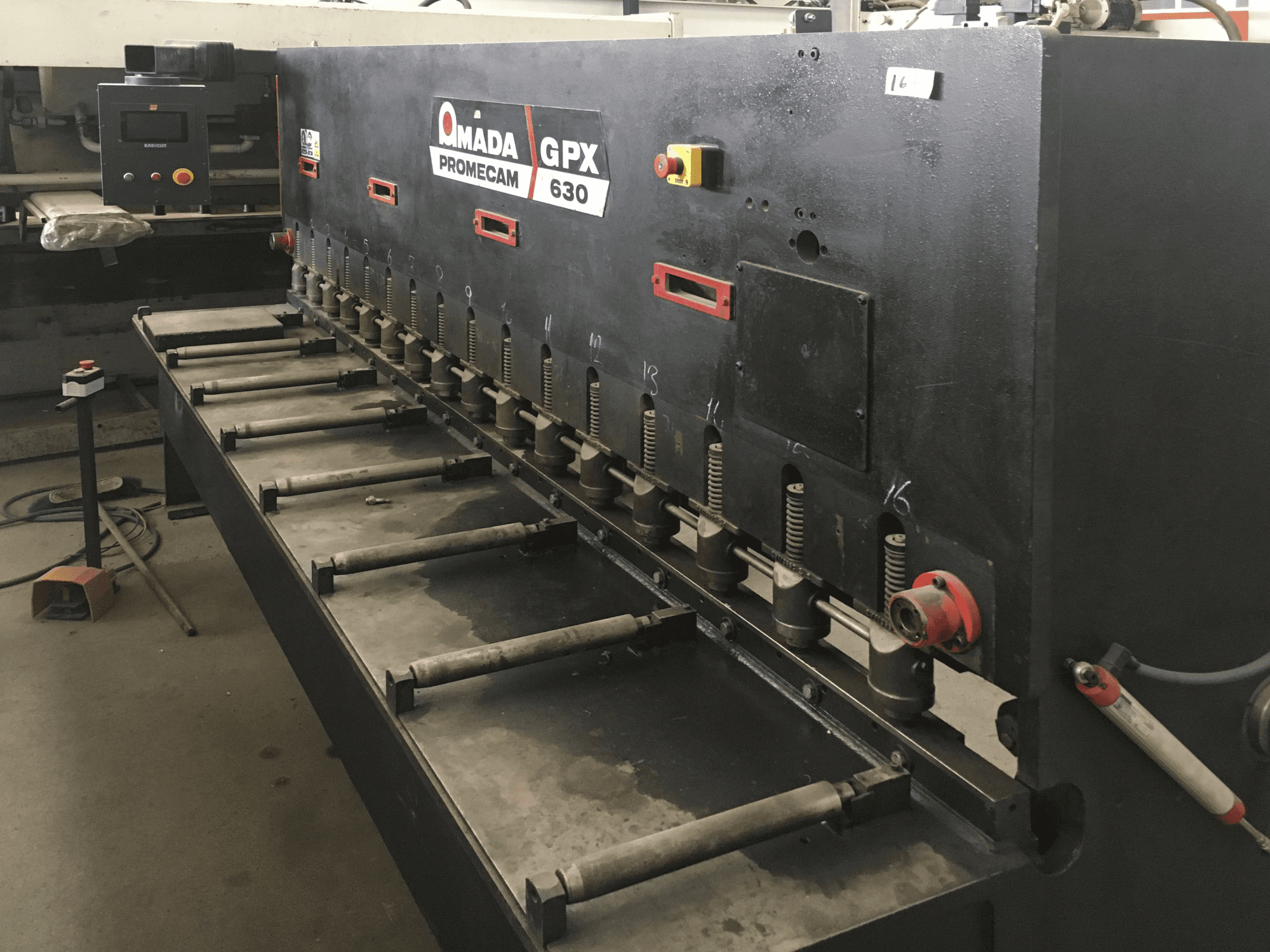 Recht aanzicht van AMADA GPX 630 machine