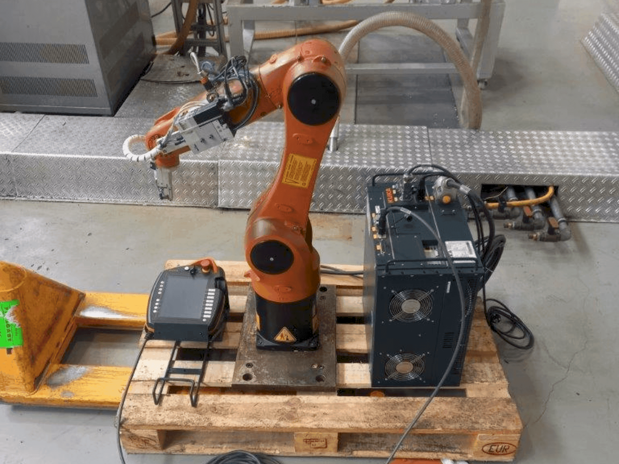 Vooraanzicht van KUKA KR 6 R900 sixx machine