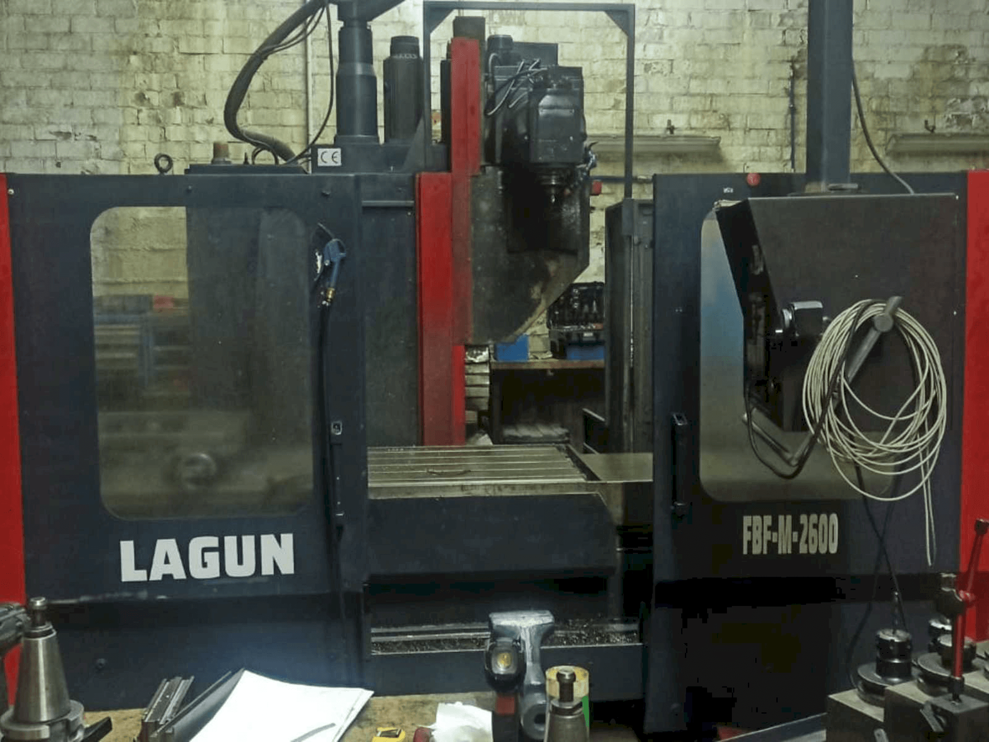 Vooraanzicht van LAGUN FBF-M-2600 machine