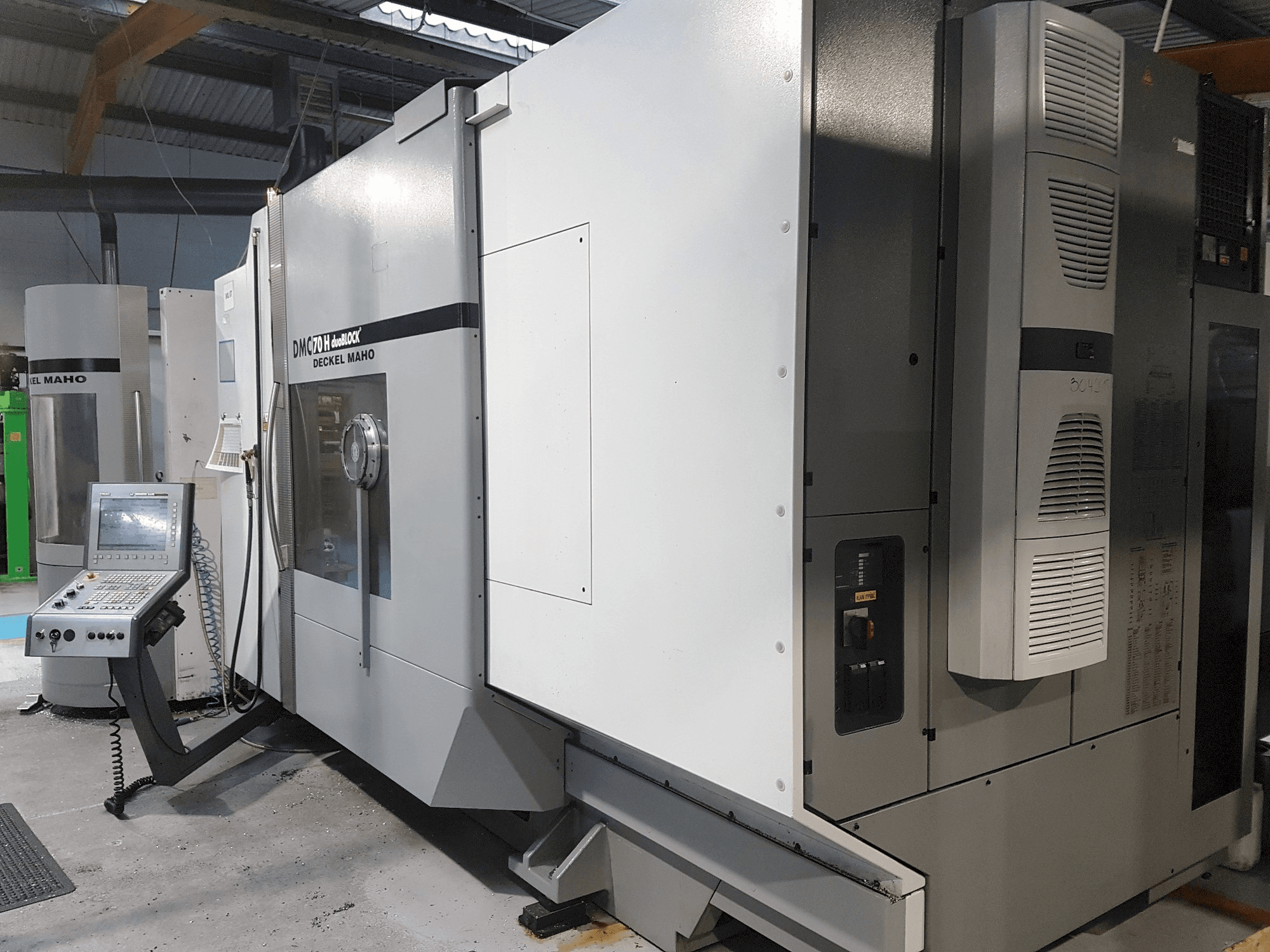 Vooraanzicht van DECKEL MAHO DMC 70 H duoBlock machine