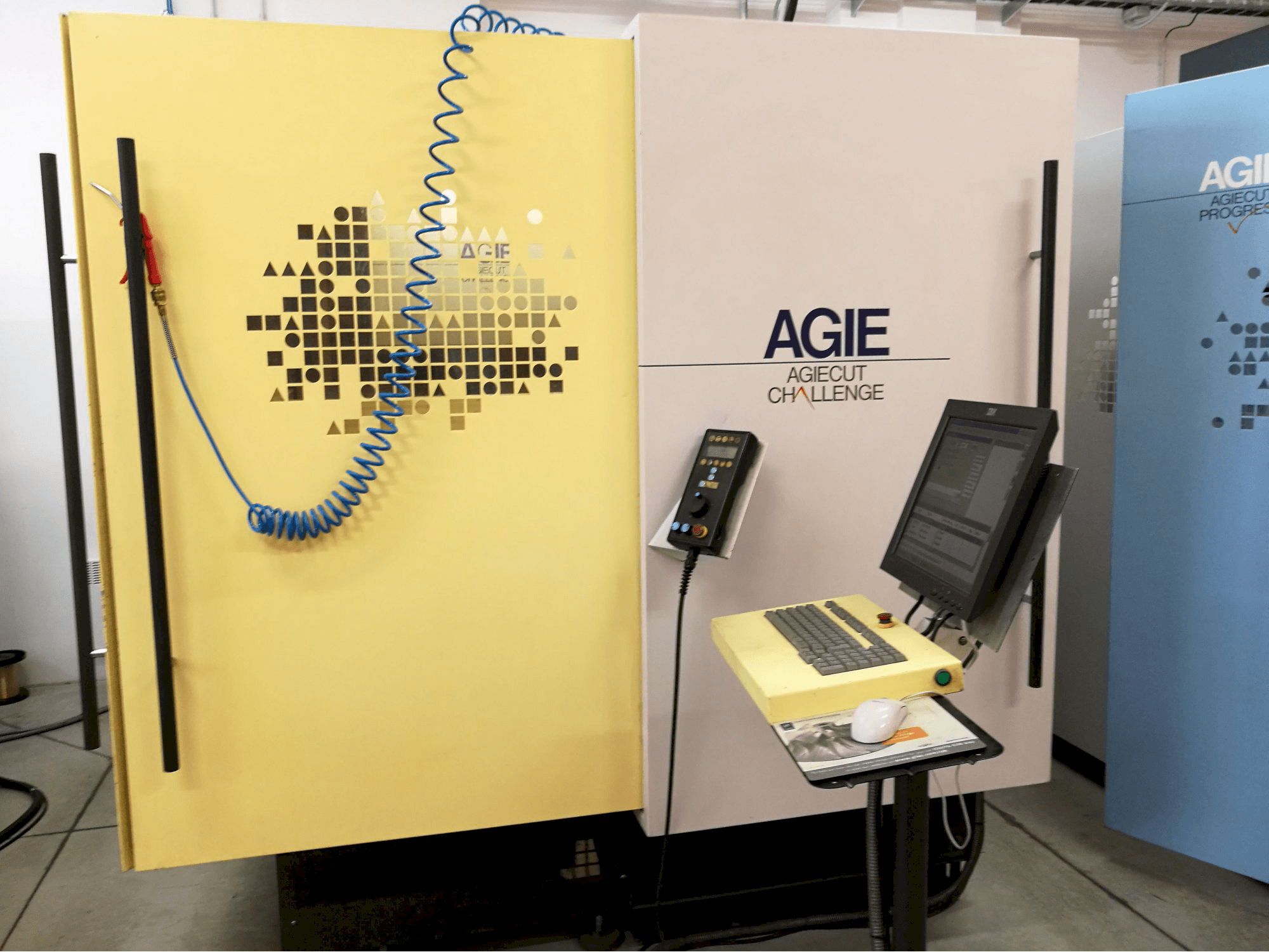 Vooraanzicht van AGIE AGIECUT CHALLENGE 2 machine