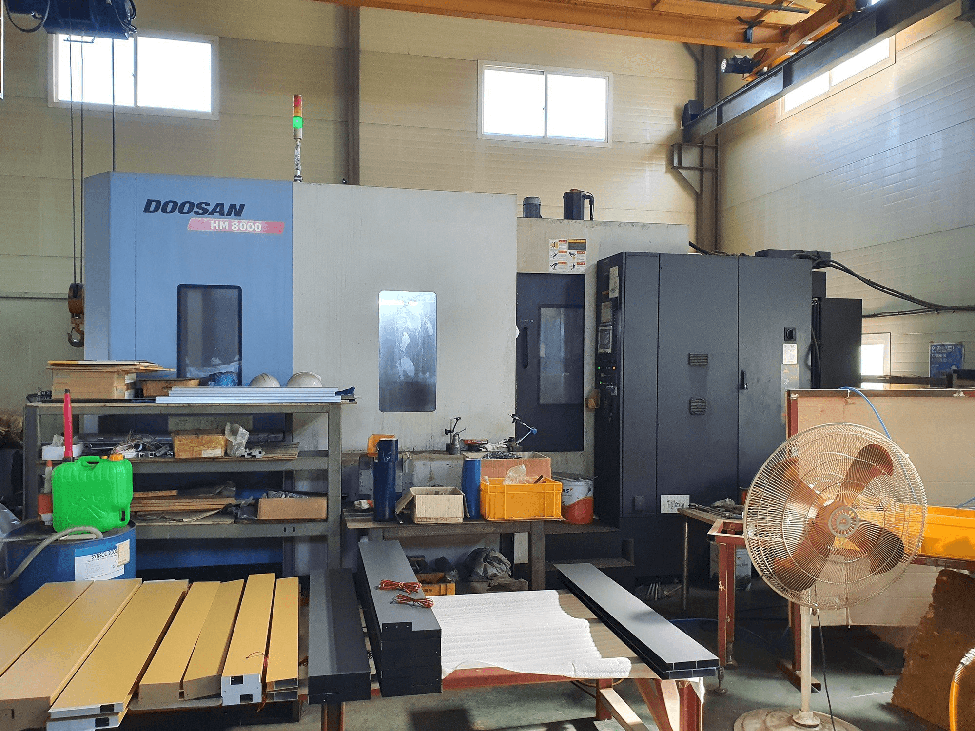 Vooraanzicht van Doosan HM8000 machine