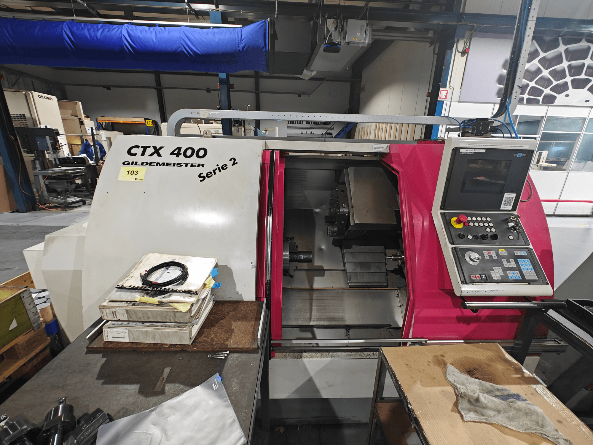 CTX 400 Gildemeister draaibank getoond vanaf de voorkant, met een bedieningspaneel met knoppen, display en werkruimte.