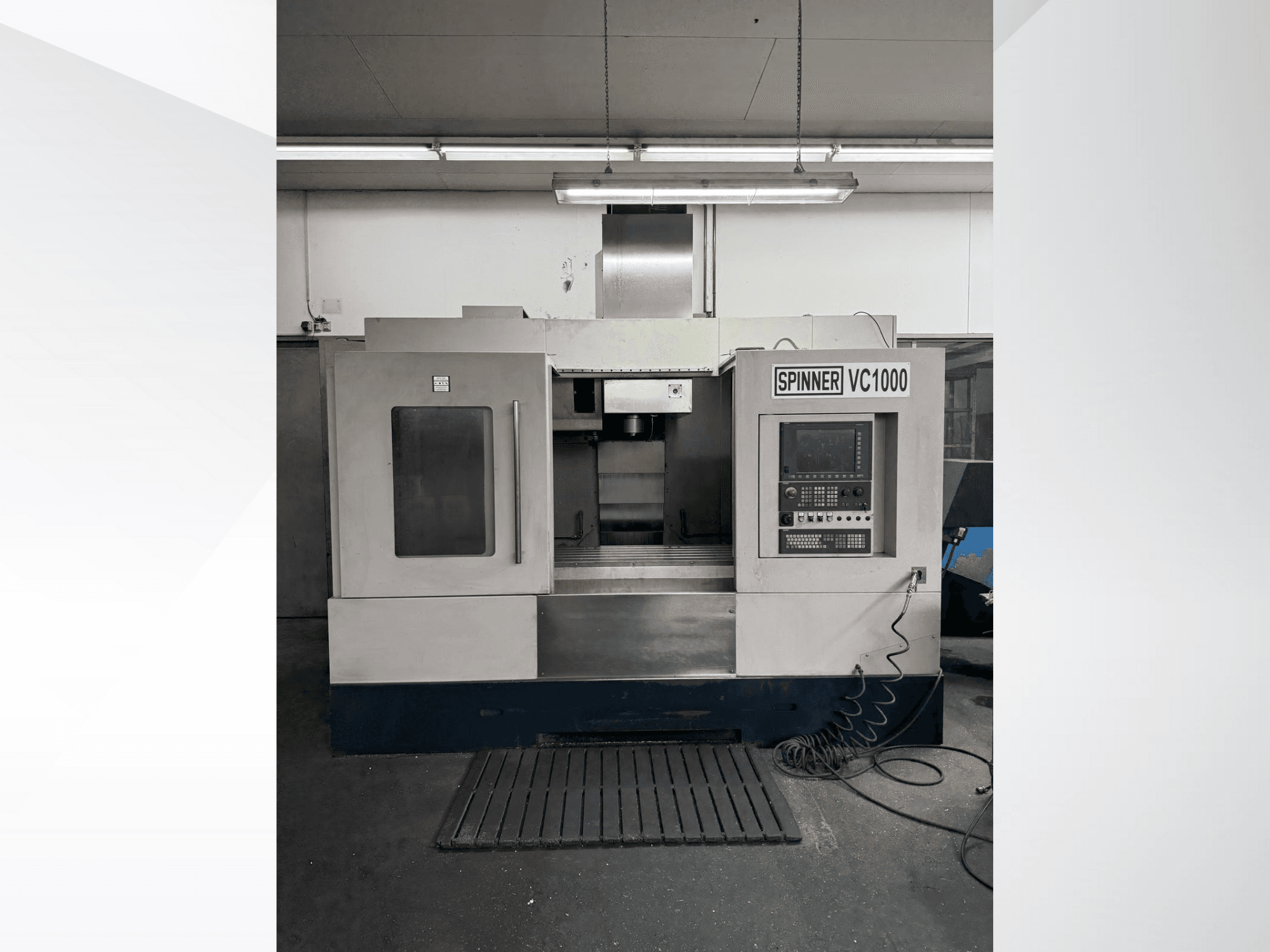 Spinner VC1000 bewerkingscentrum in vooraanzicht, met bedieningspaneel en groot werkgebied met grijze afwerking.