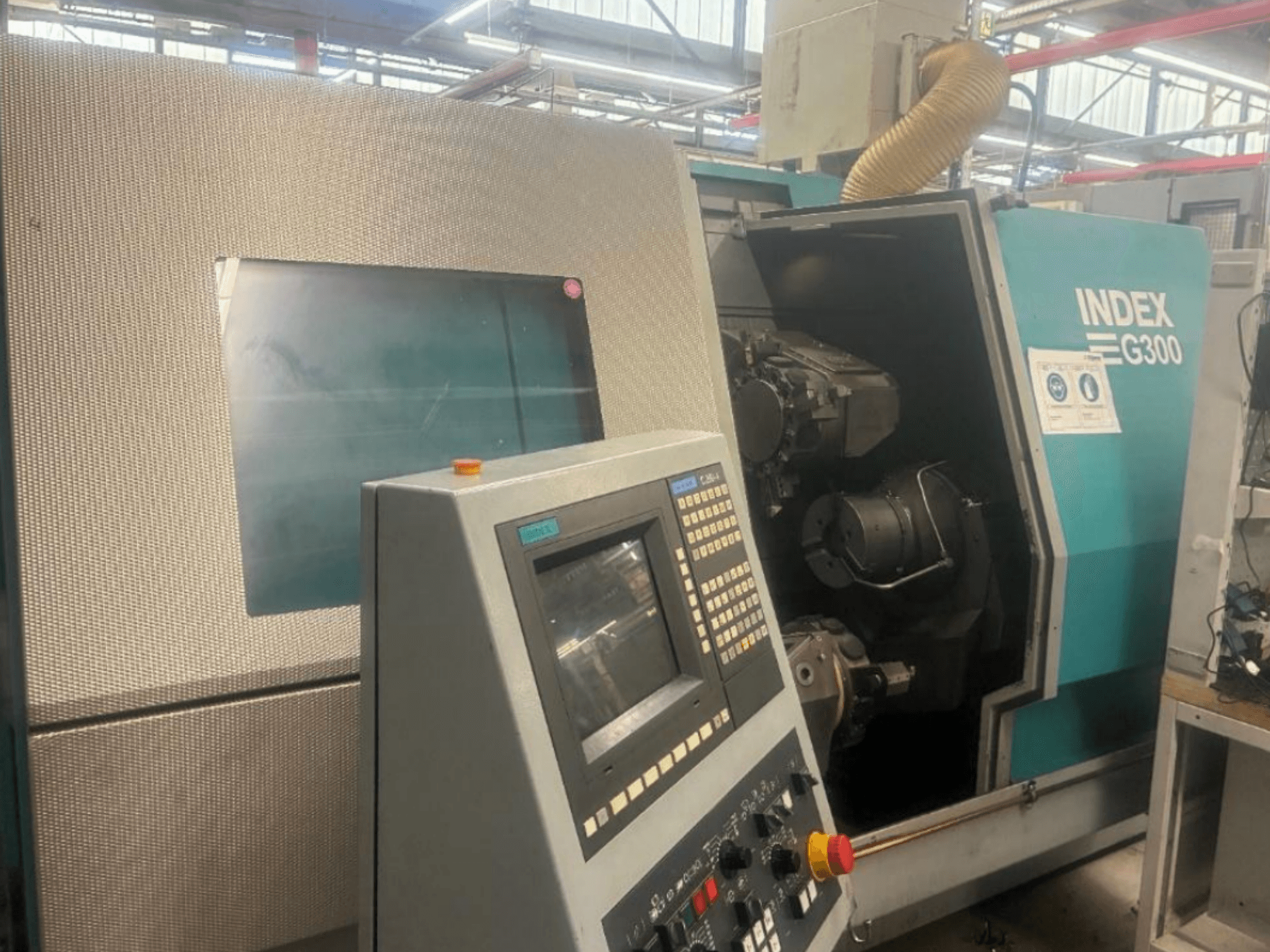 Index G300 horizontale draaimachine, vooraanzicht, met het bedieningspaneel en de vrije toegang tot het binnenwerk van de machine.