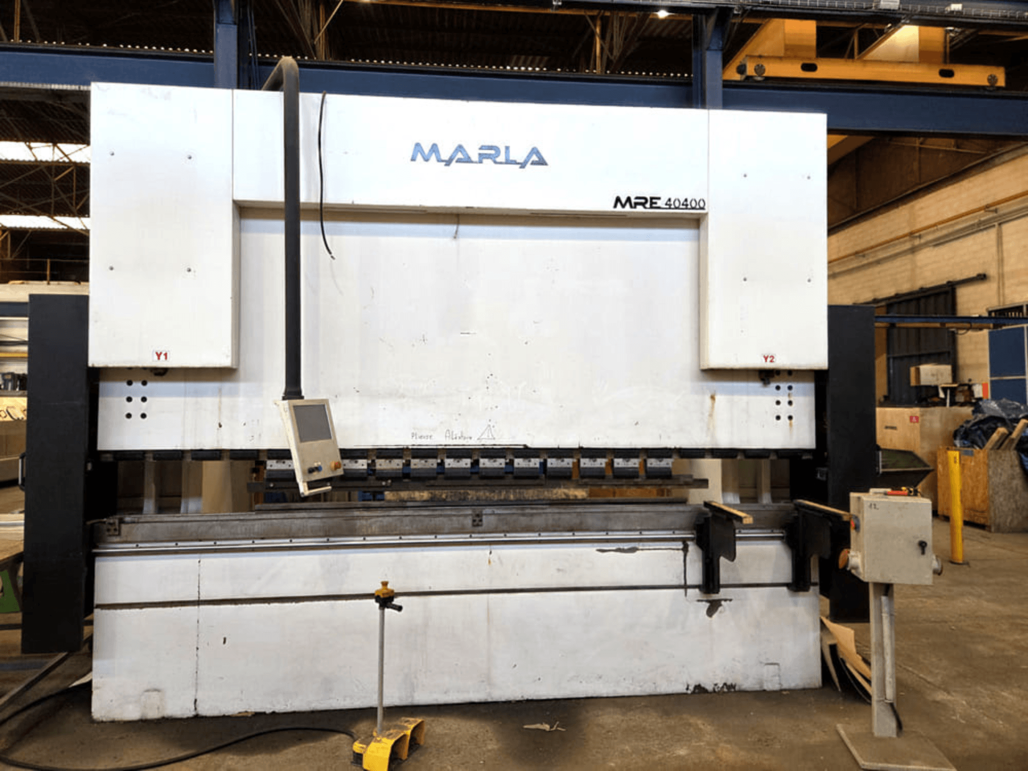 Vooraanzicht van de MARLA MRE.40400 kantpers, met bedieningspaneel, hydraulisch systeem en werkbankgedeelte.