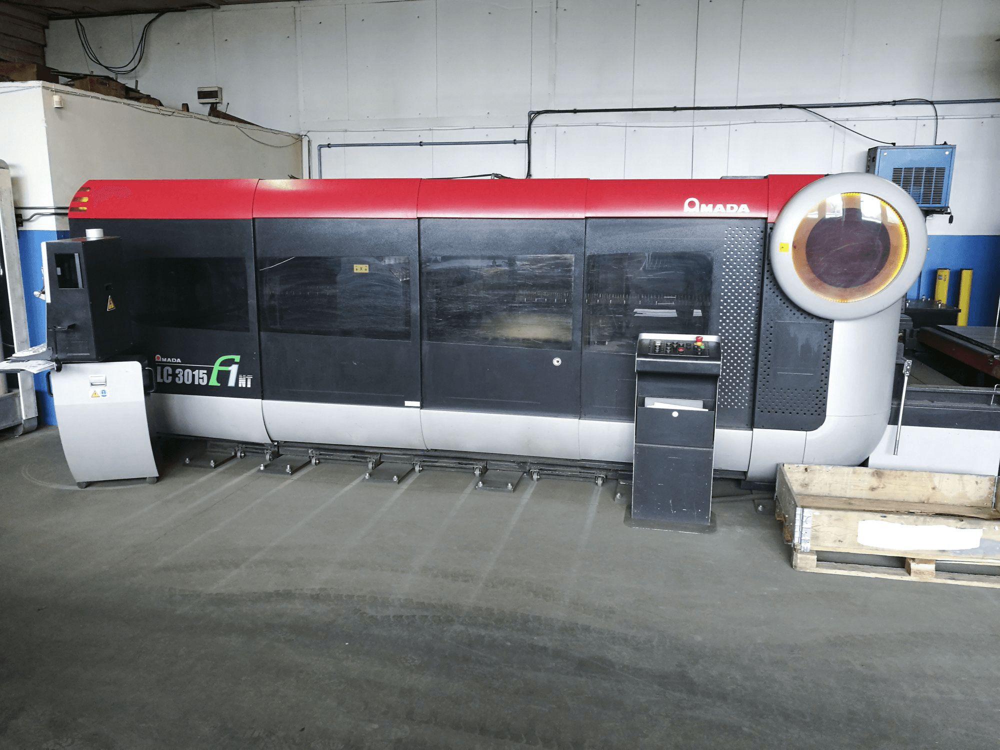 Vooraanzicht van AMADA LC3015 F1NT machine