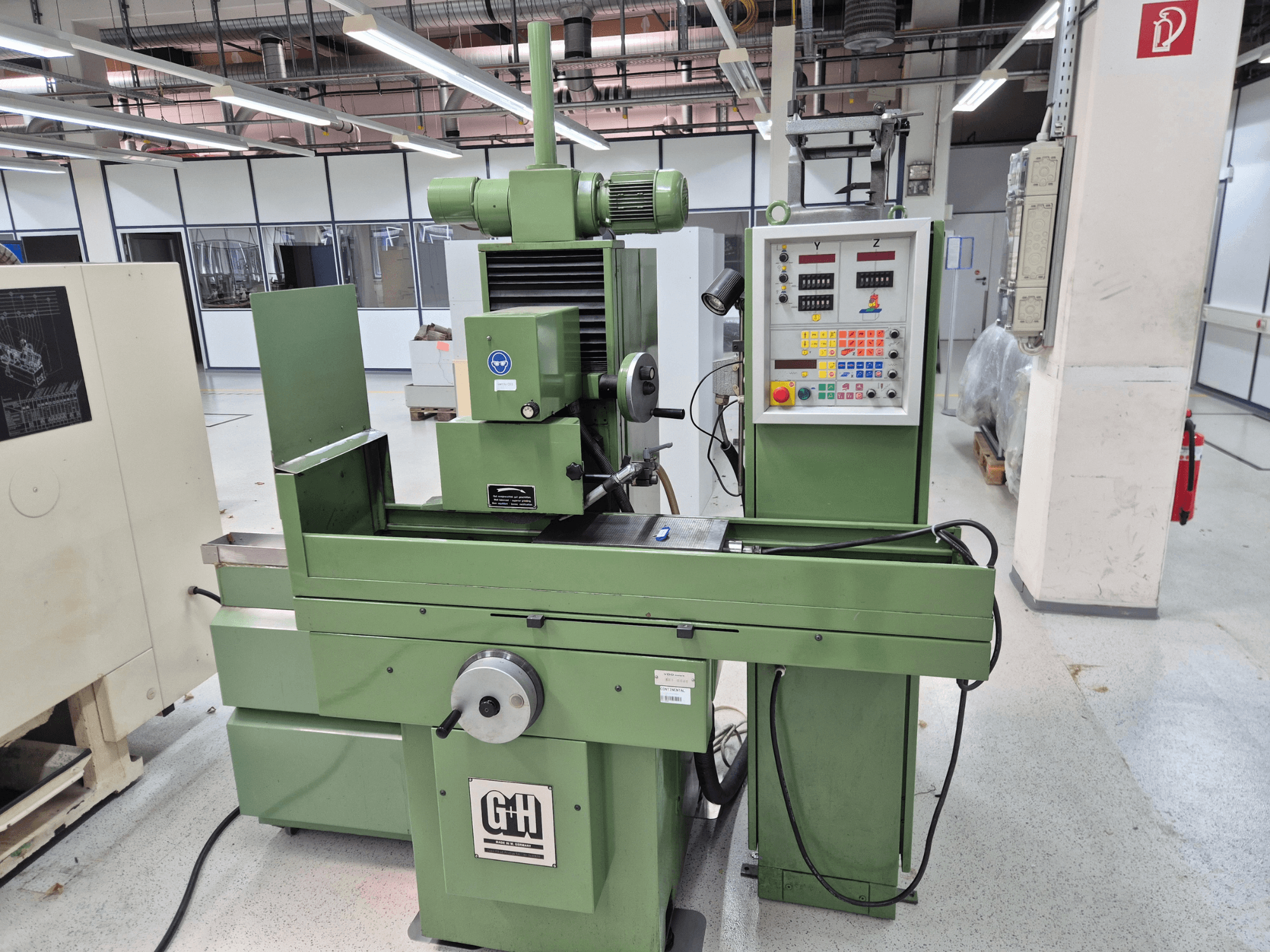 GEIBEL & HOTZ FS 40 SA vlakslijpmachine in een werkplaats, met een vooraanzicht van het bedieningspaneel, de slijptafel en de motor.