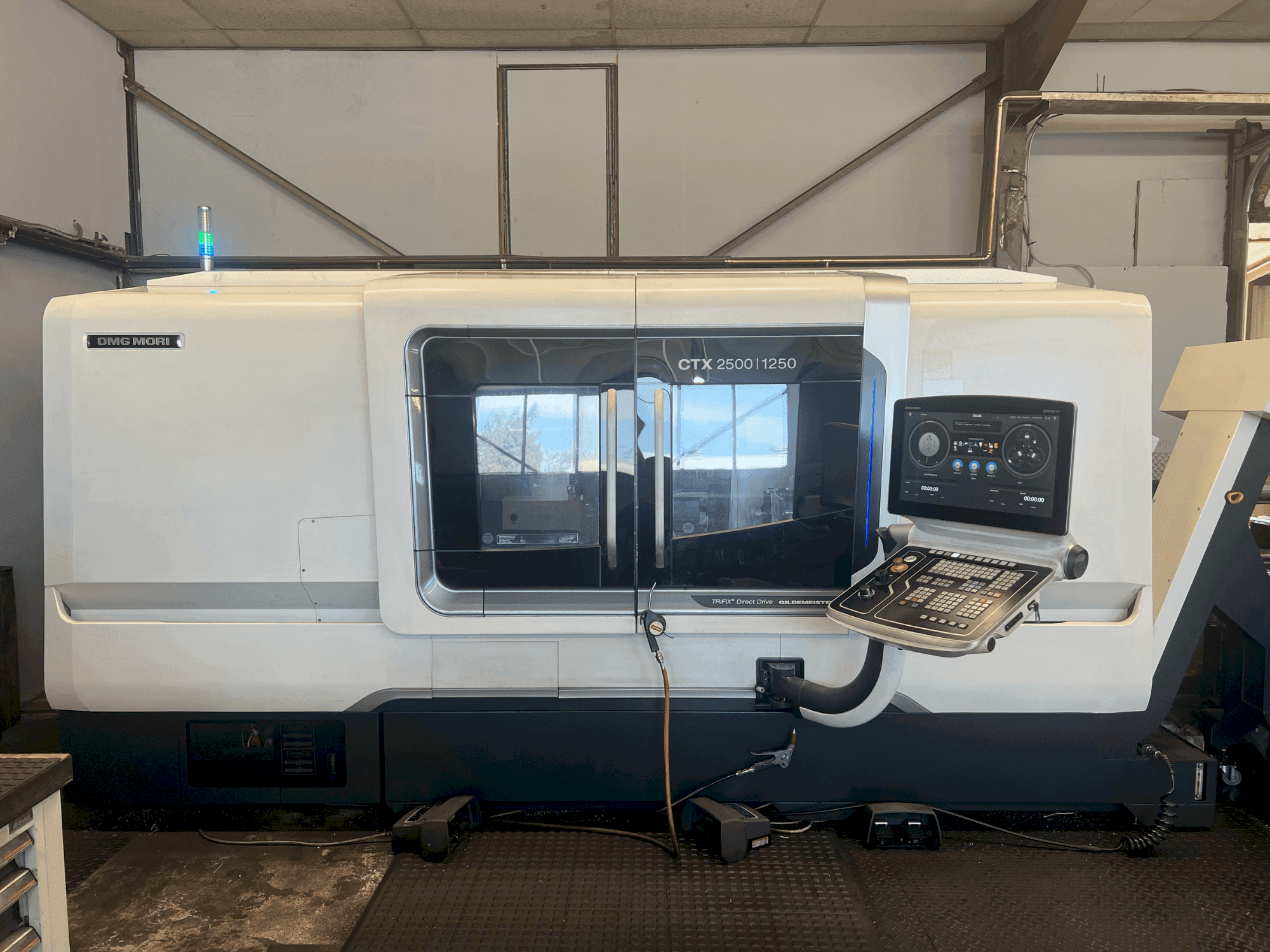 Vooraanzicht van DMG MORI CTX 2500/1250 machine