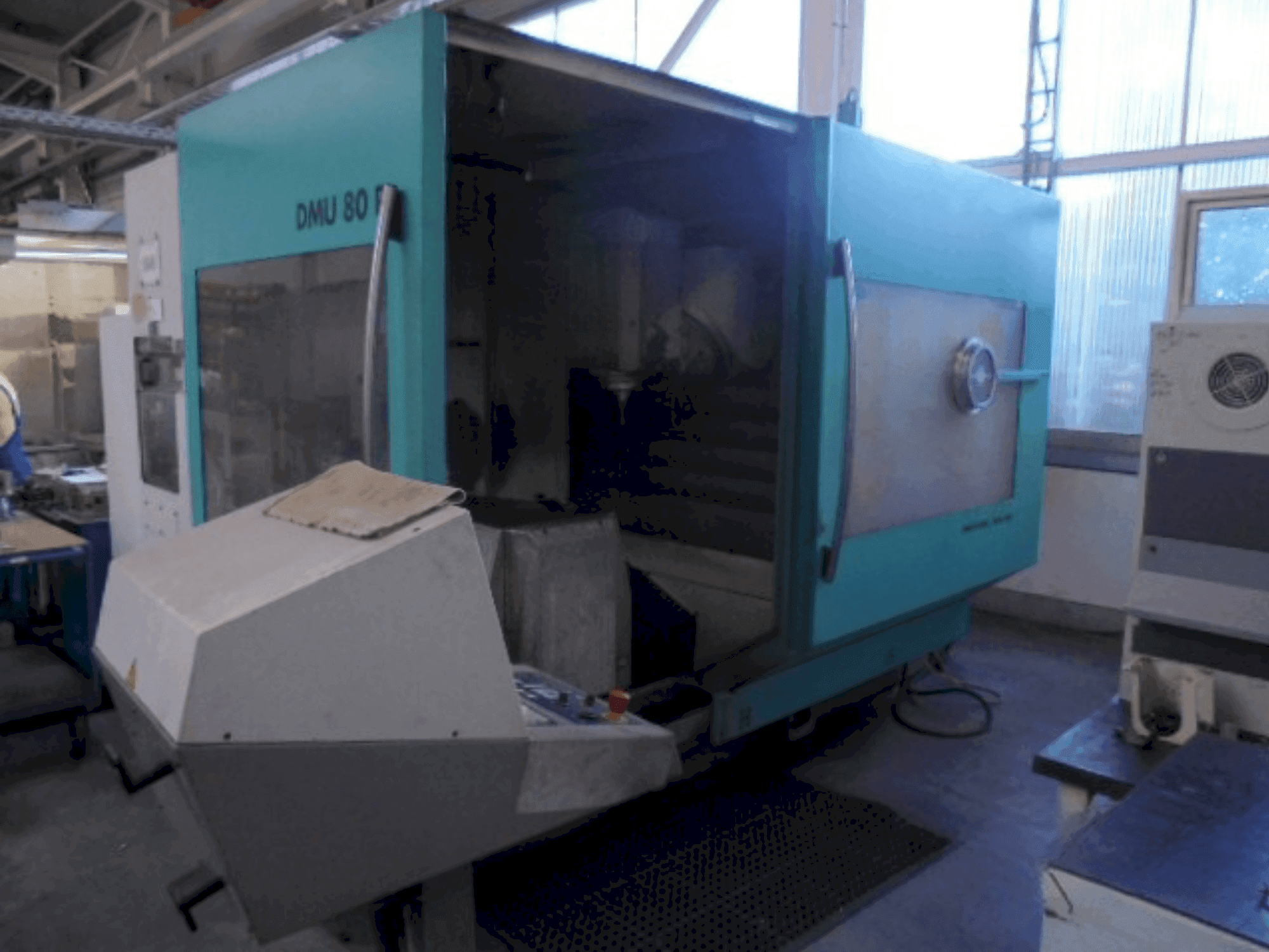 Vooraanzicht van DECKEL MAHO DMU 80P machine