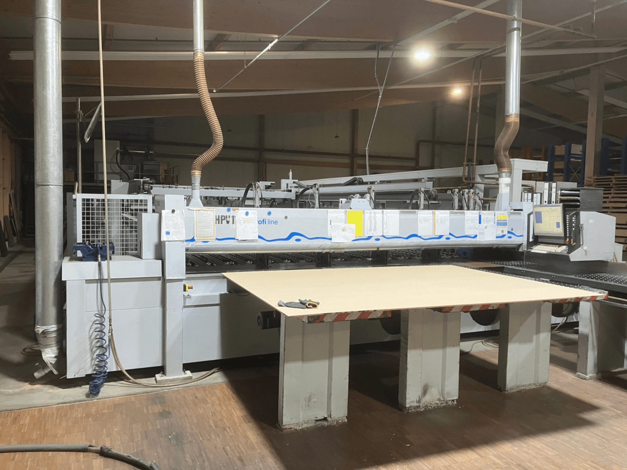 HOLZMA HPV11-paneelzaag in een werkplaats, vooraanzicht met een groot, vlak werkblad en zichtbaar bedieningspaneel.