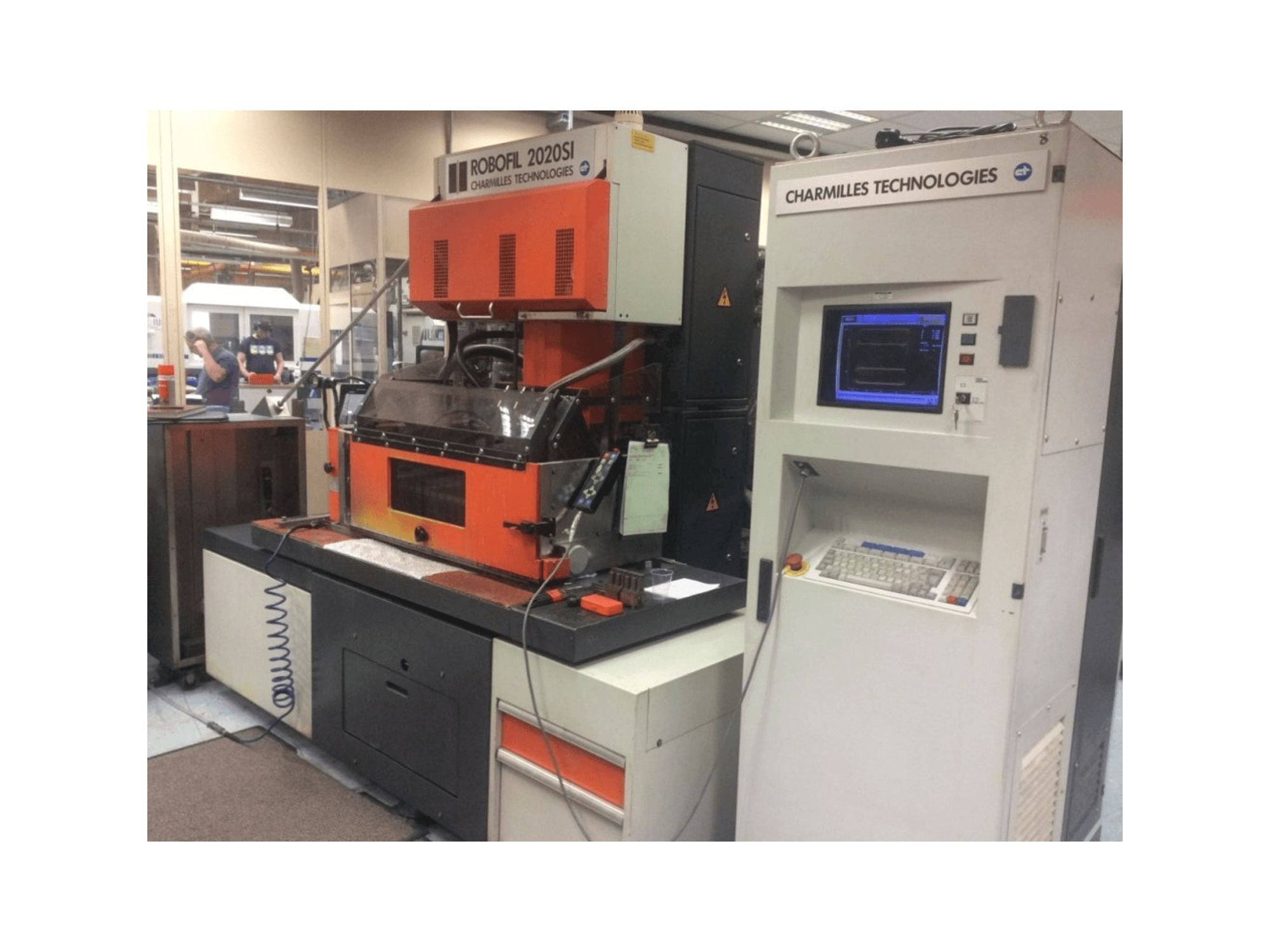Vooraanzicht van CHARMILLES Robofil 2020 SI machine