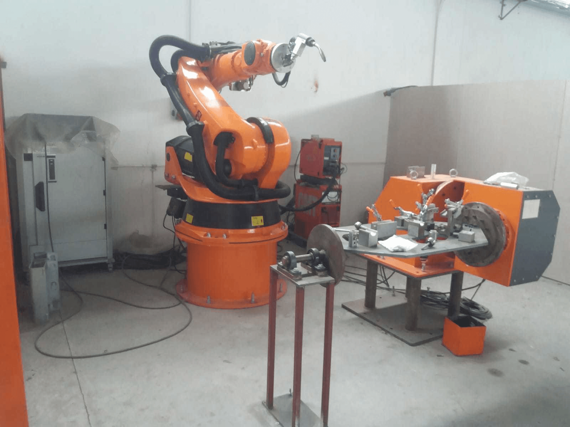 Vooraanzicht van KUKA KR200 machine