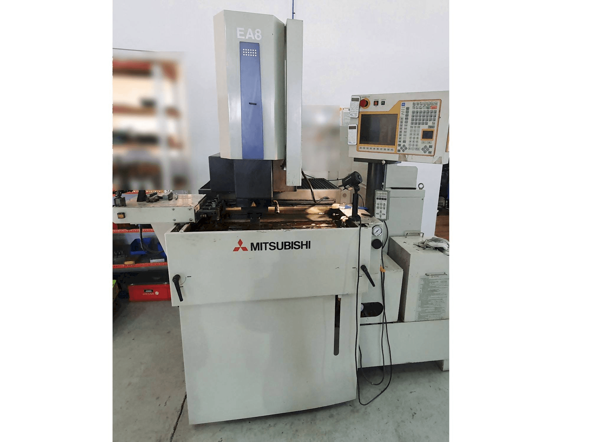 Vooraanzicht van Mitsubishi EA8 machine