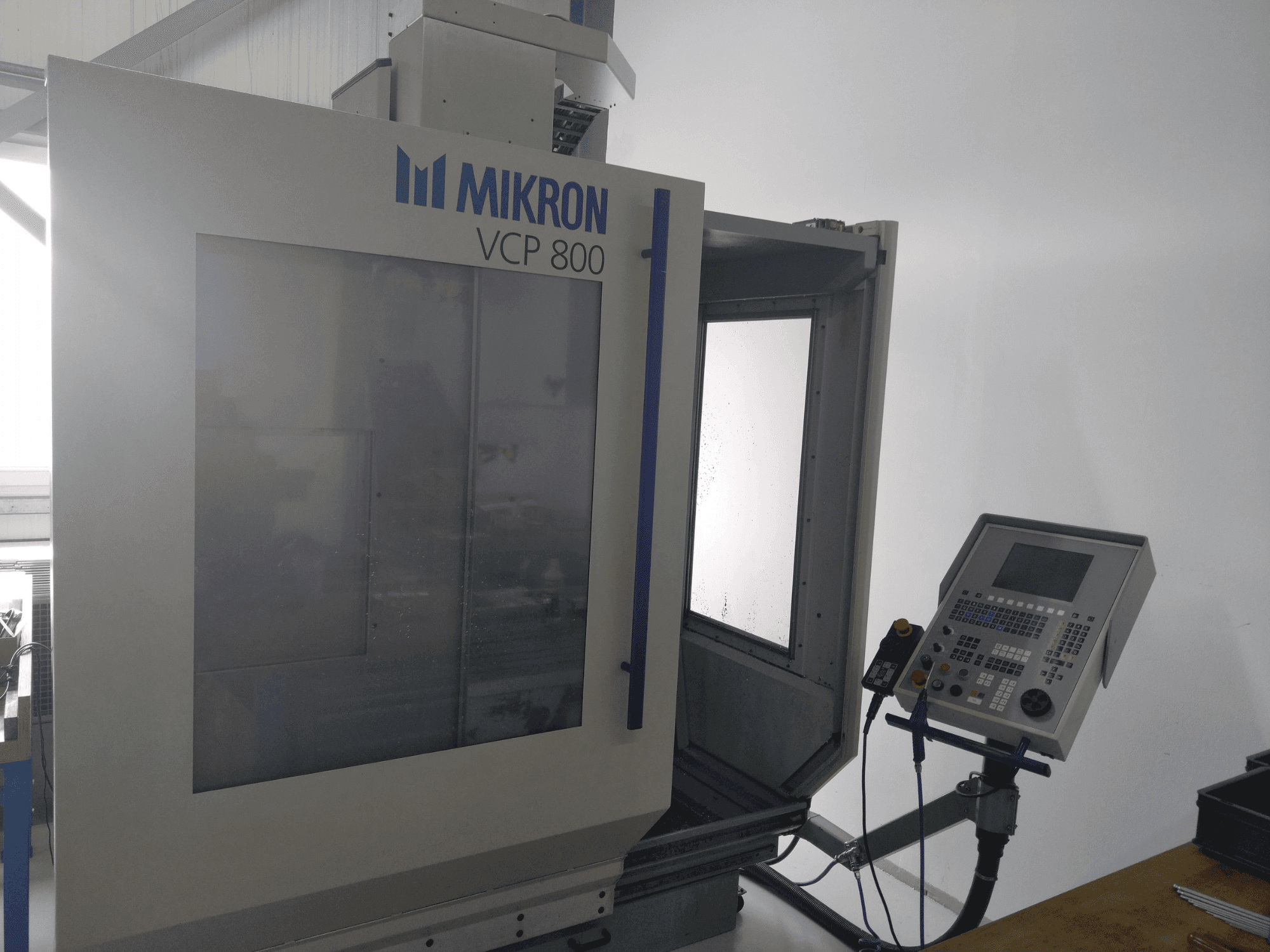 Vooraanzicht van MIKRON VCP 800 machine
