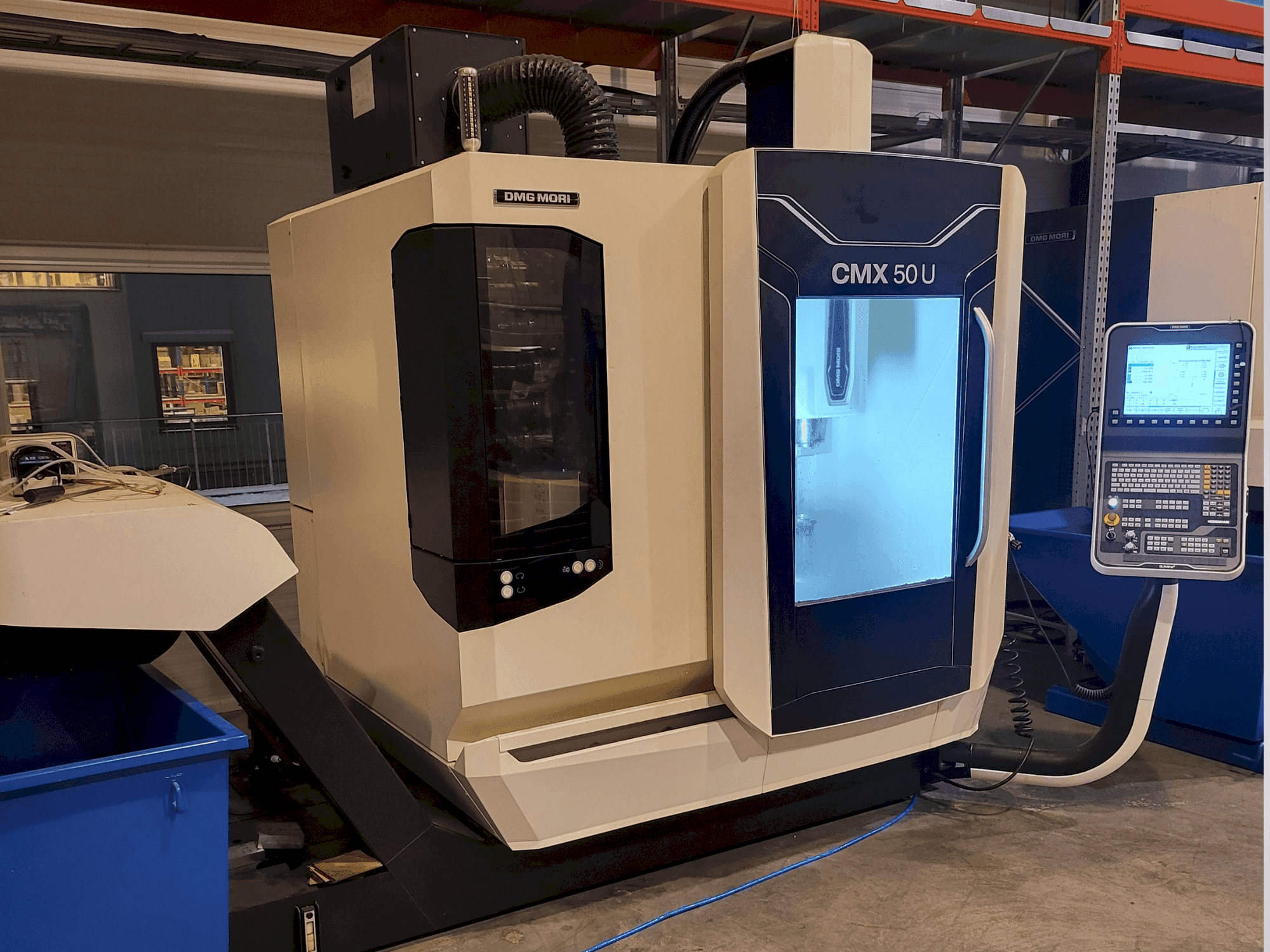 Vooraanzicht van DMG MORI CMX 50U machine