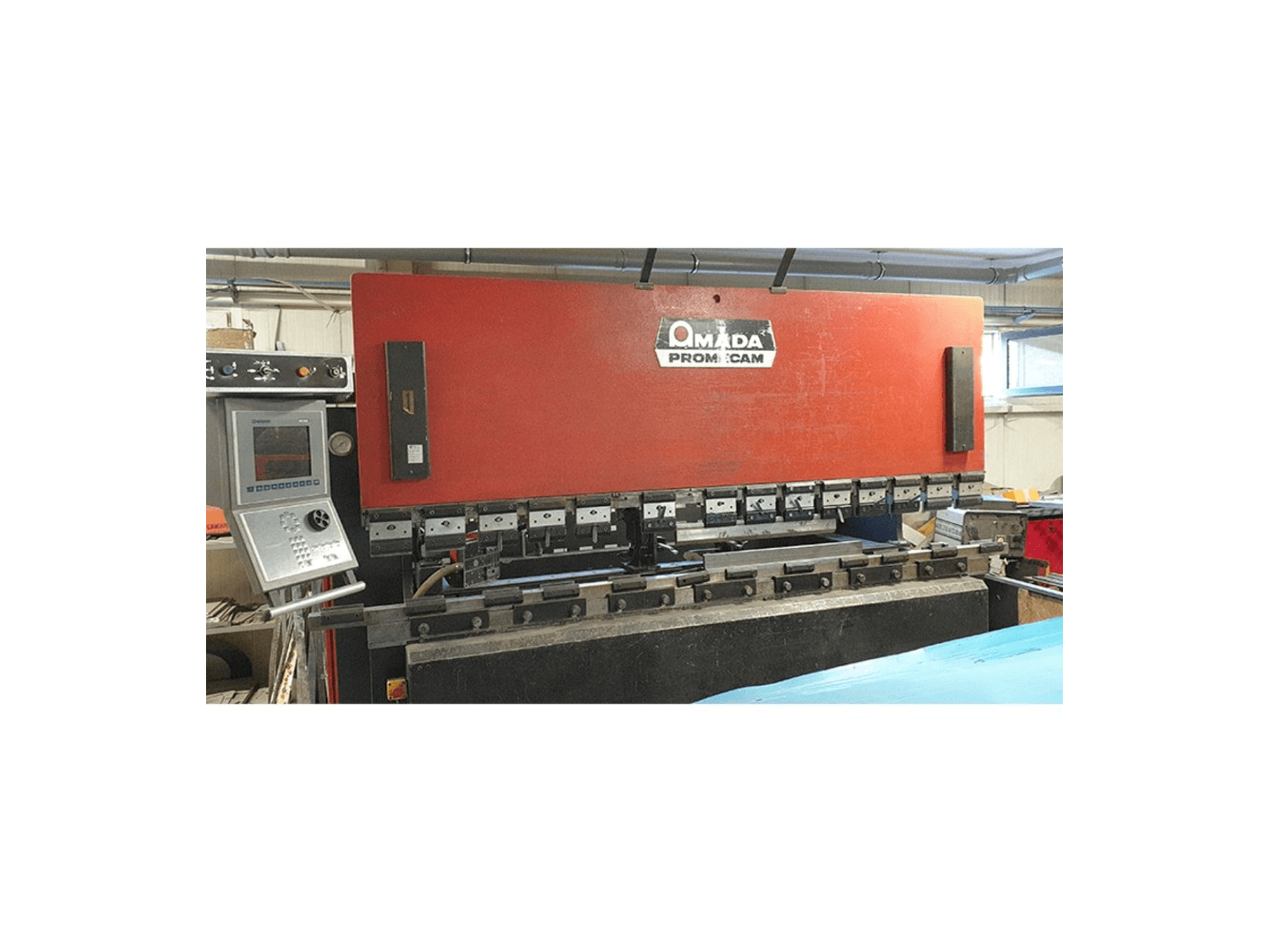 Vooraanzicht van AMADA ITPS 103 machine