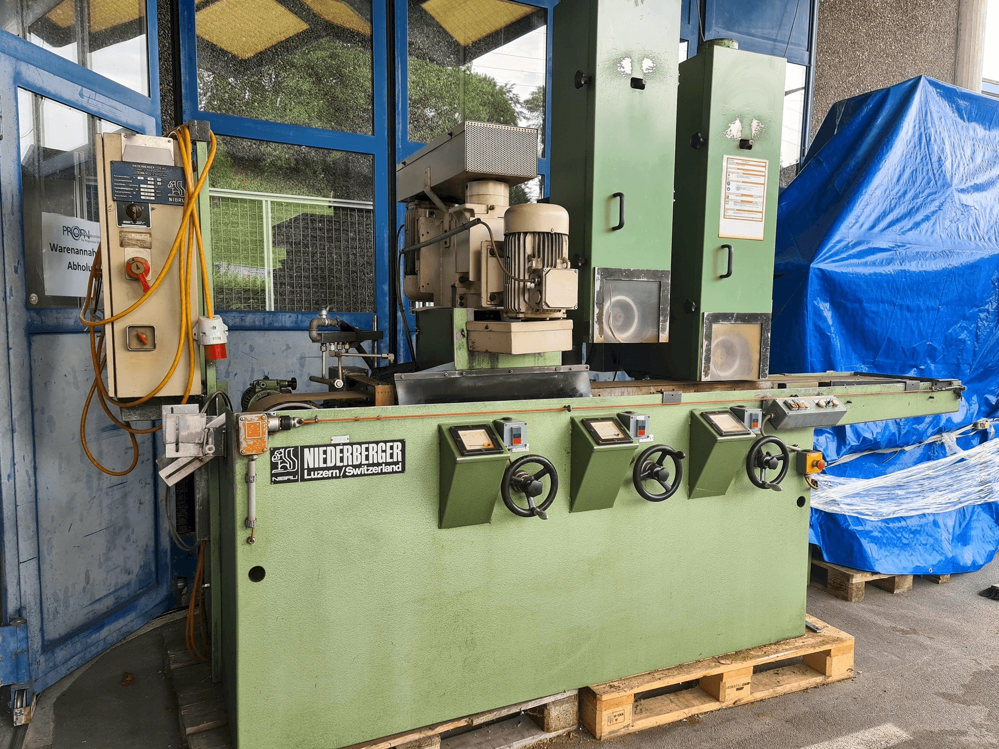 Vooraanzicht van NIEDERBERGER UV F04 F43 machine