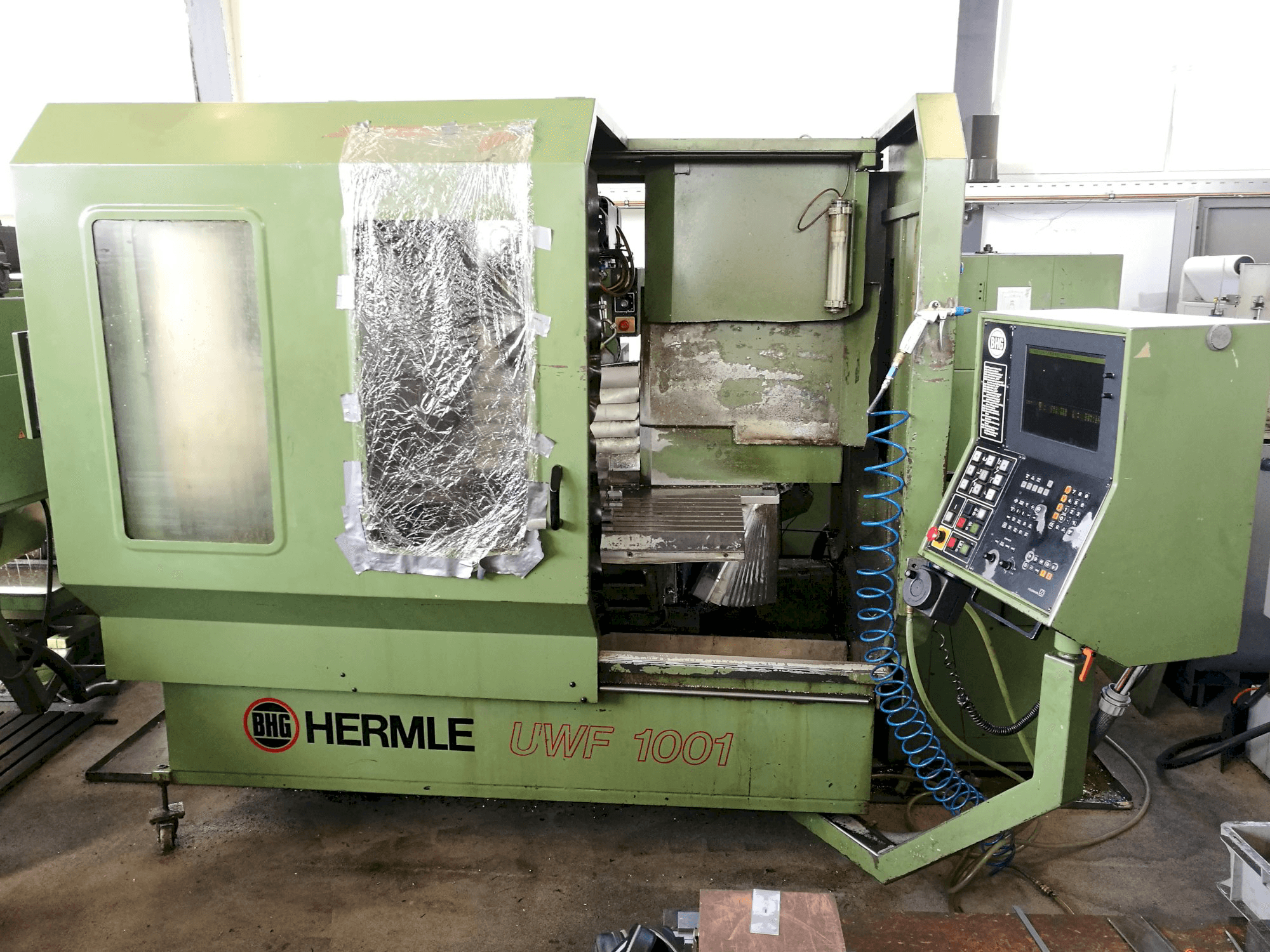 Vooraanzicht van HERMLE UWF 1001 machine
