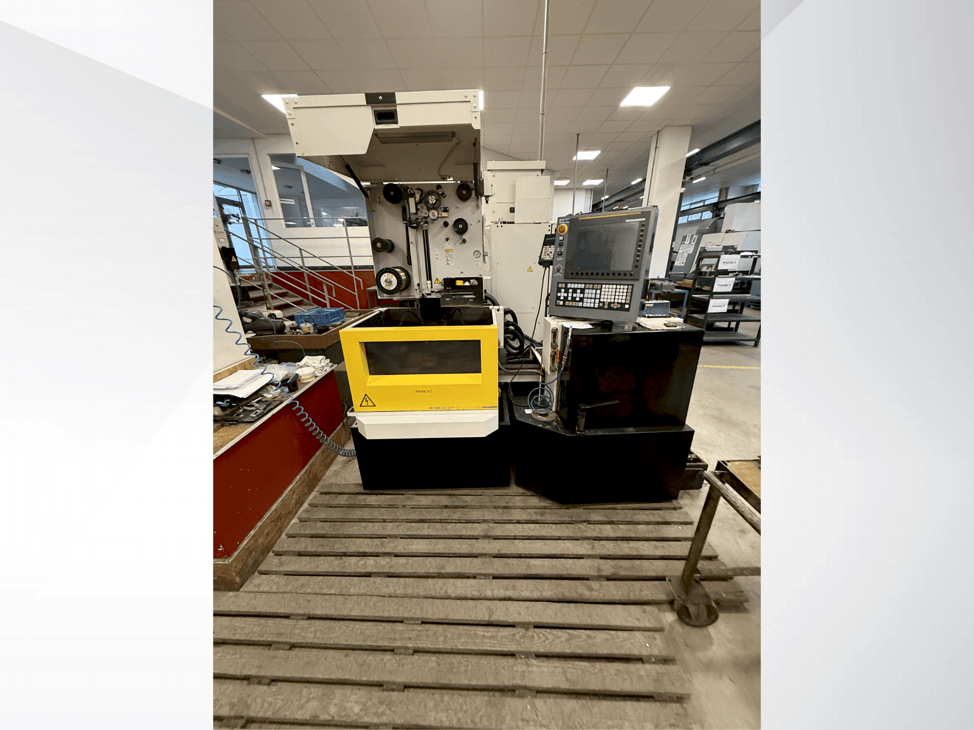 Vooraanzicht van FANUC Robocut alpha-C400iB machine