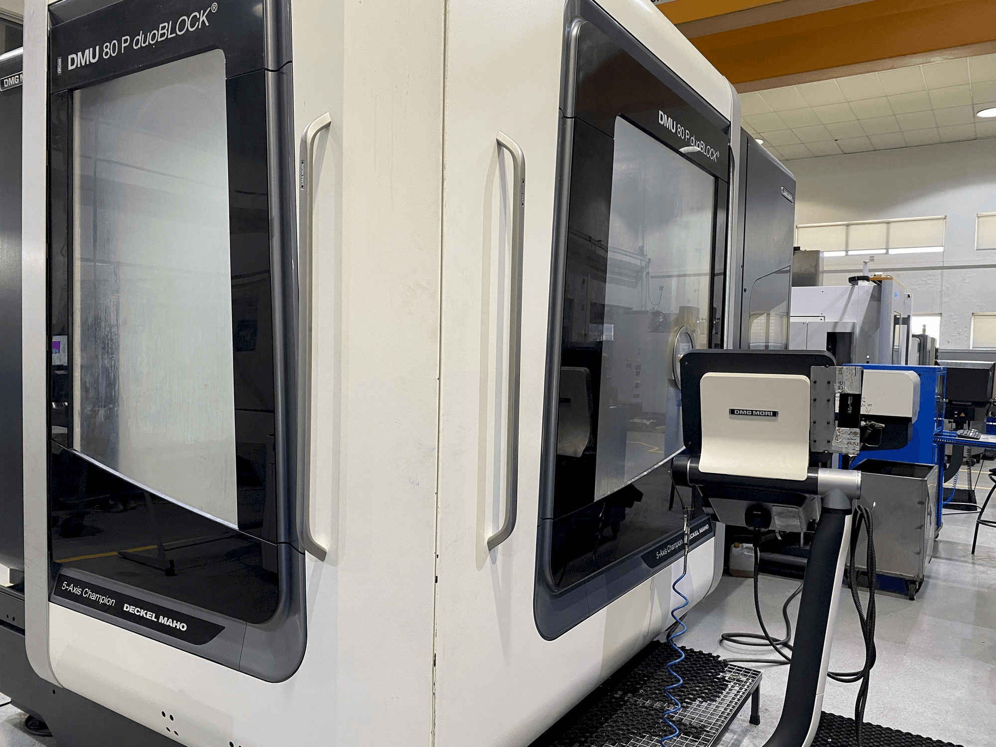 Vooraanzicht van DMG MORI DMU 80P Duoblock machine