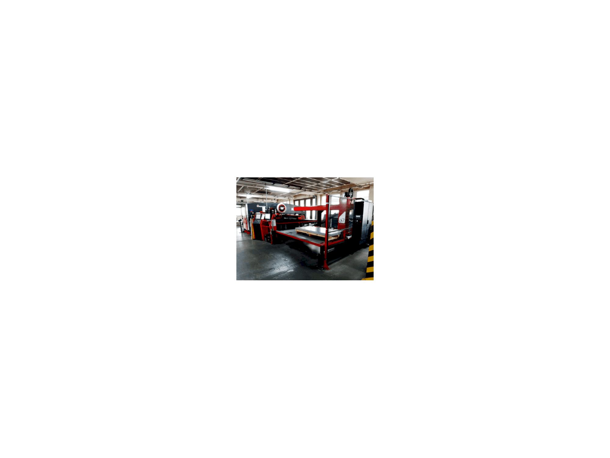 Vooraanzicht van AMADA EMK 3610NT machine