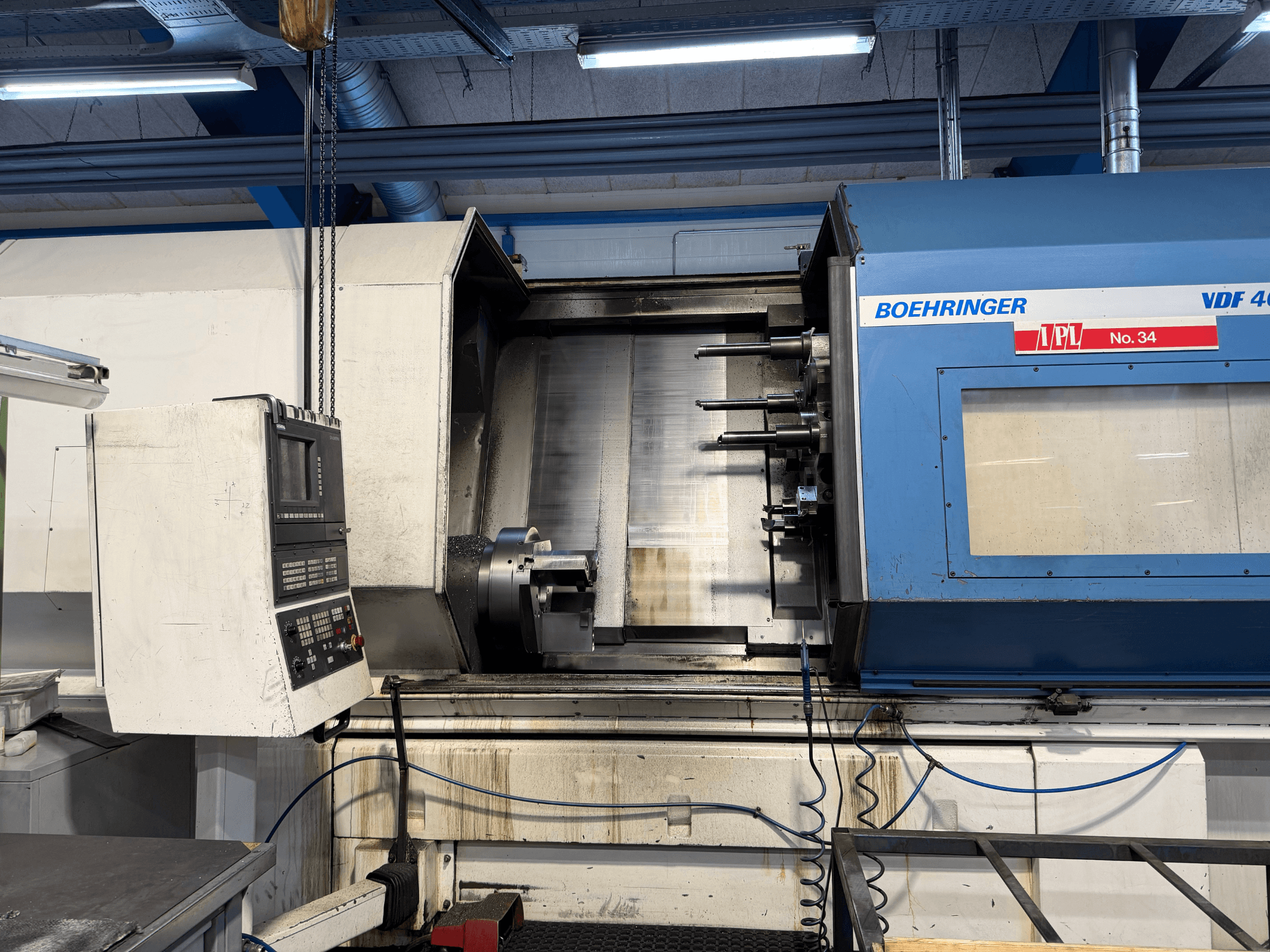 Horizontale draaimachine BOEHRINGER VDF 400 CM, vooraanzicht van het bedieningspaneel en het hoofdwerkgebied.