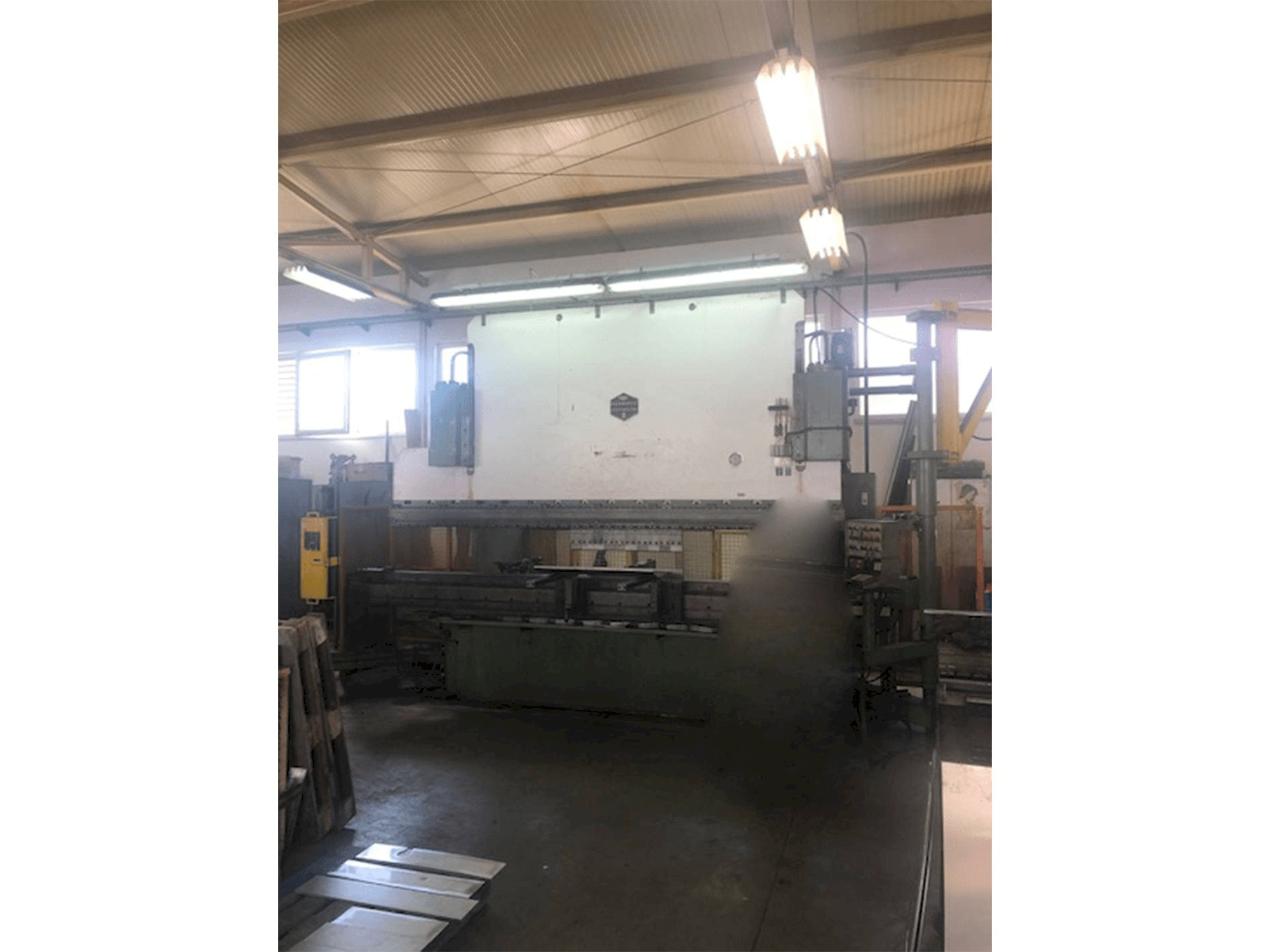 Vooraanzicht van HAMMERLE AP CNC 200 SID machine