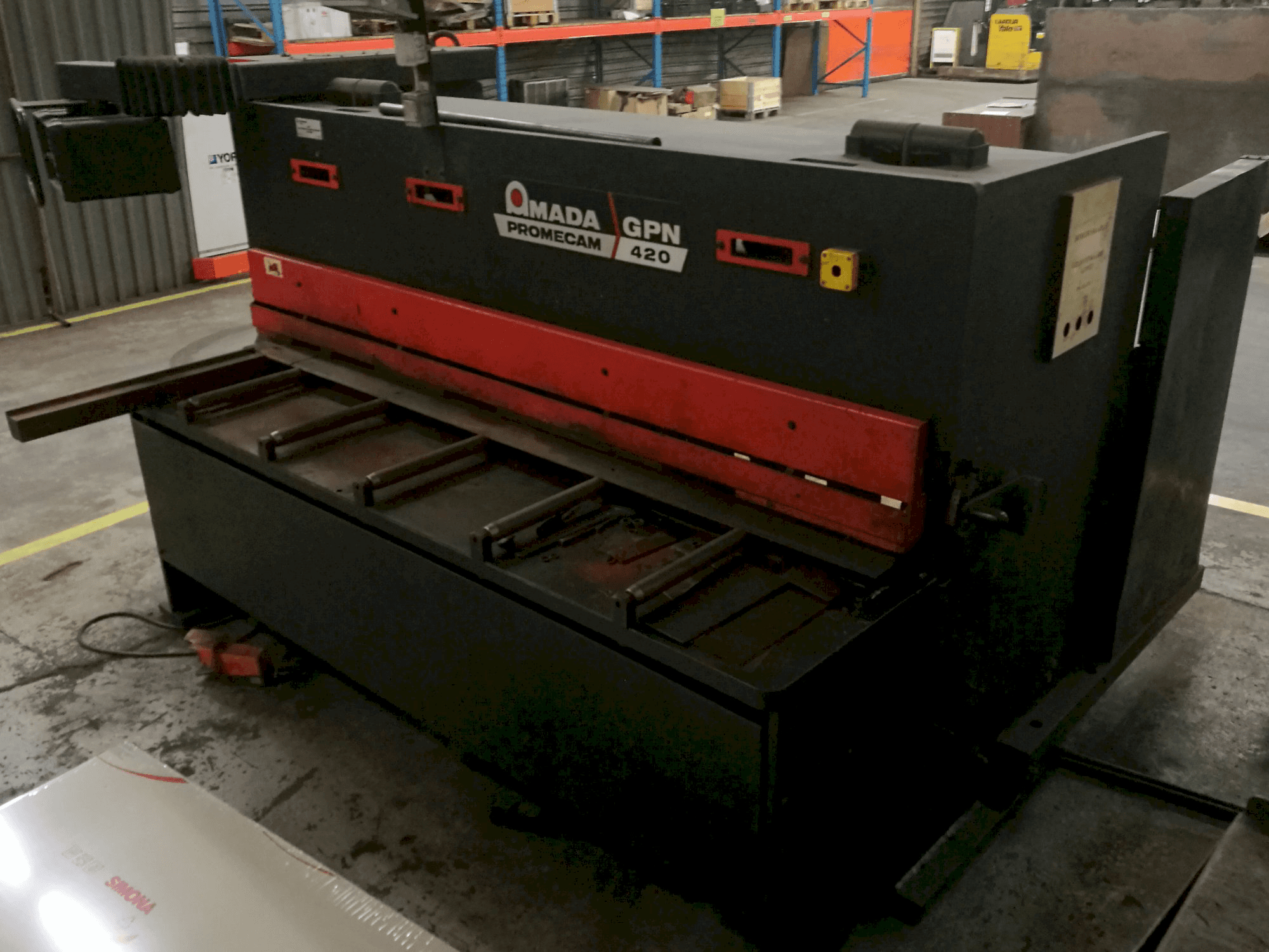 Recht aanzicht van AMADA PROMECAM GPN 420 machine