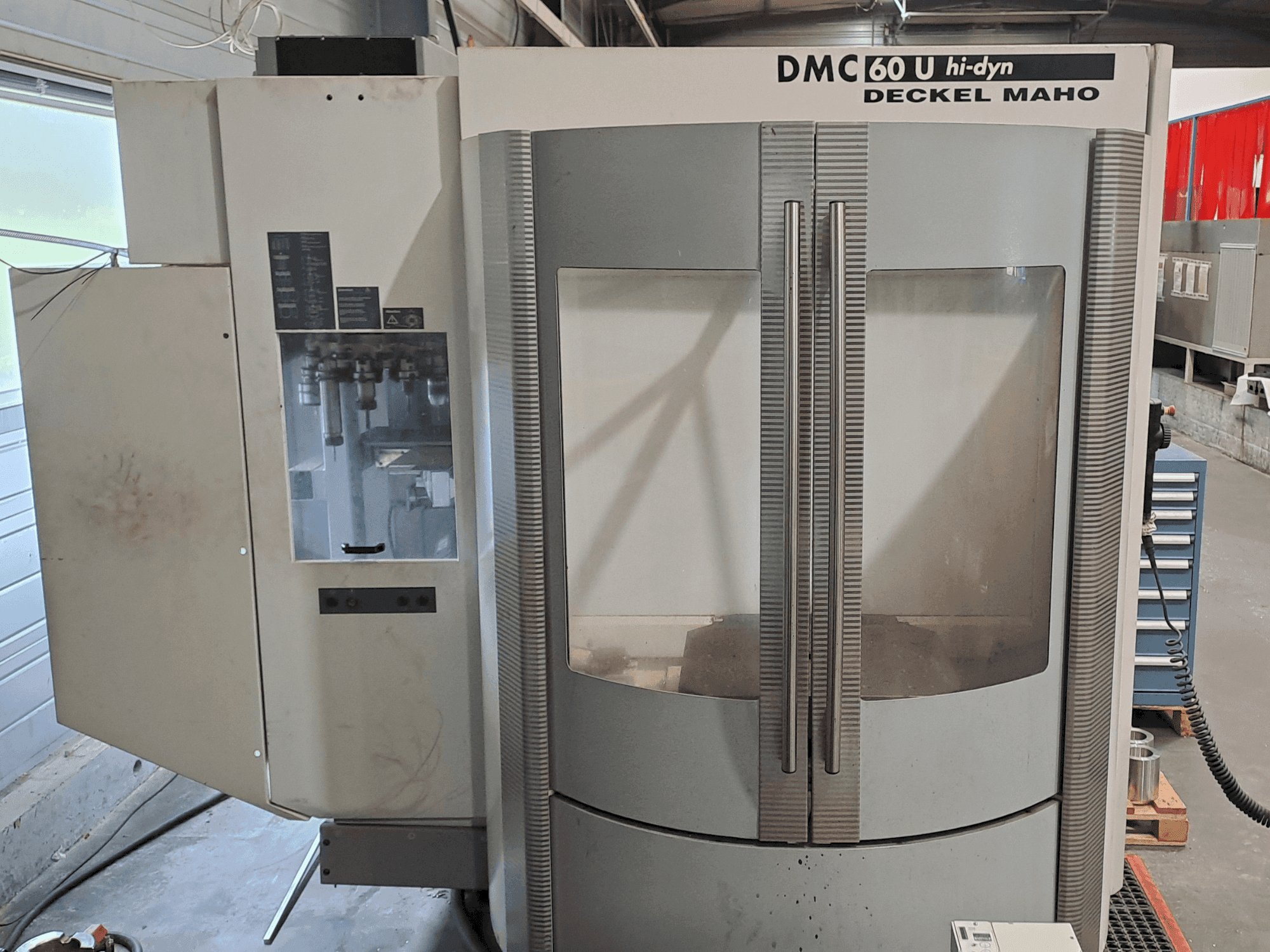 Vooraanzicht van DECKEL MAHO DMC 60 Hi Dyn machine