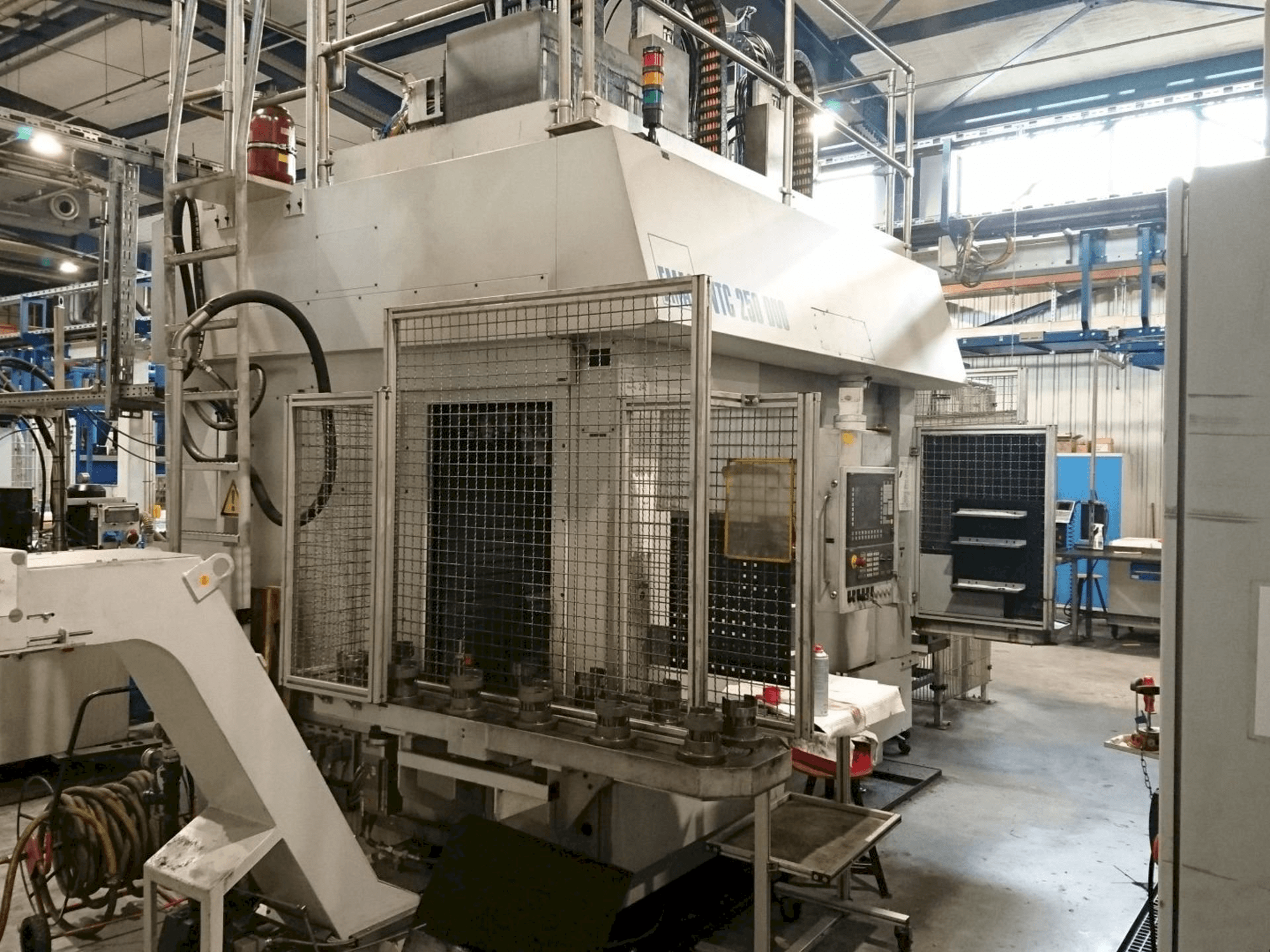 Vooraanzicht van EMAG VTC 250 DUO machine