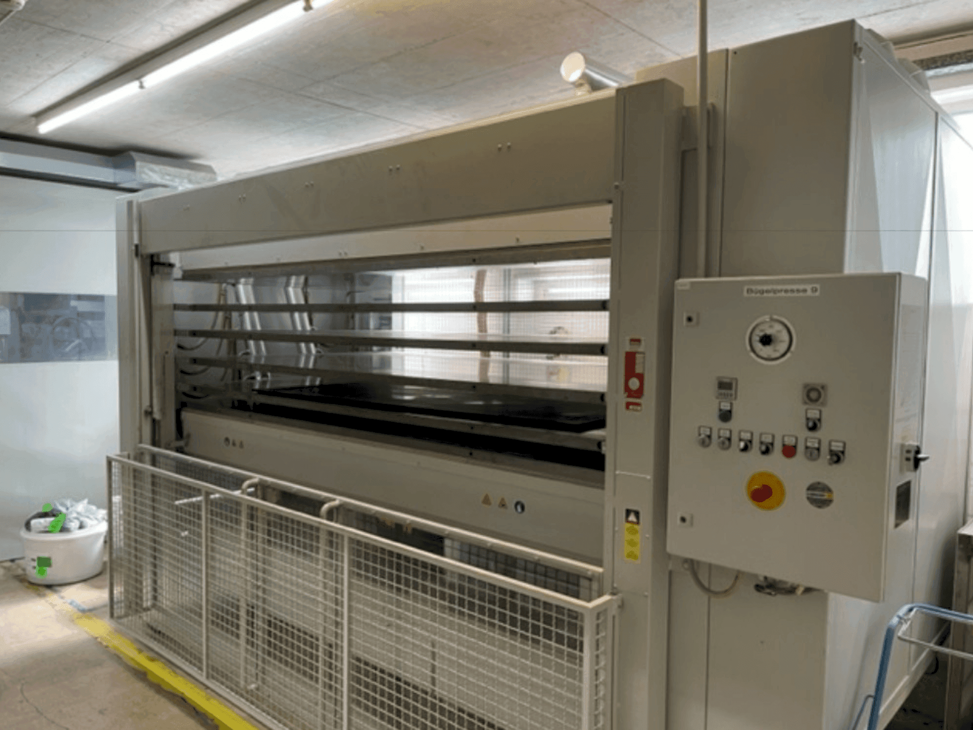 Vooraanzicht van LANGZAUNER LZT 80 /5-SO machine