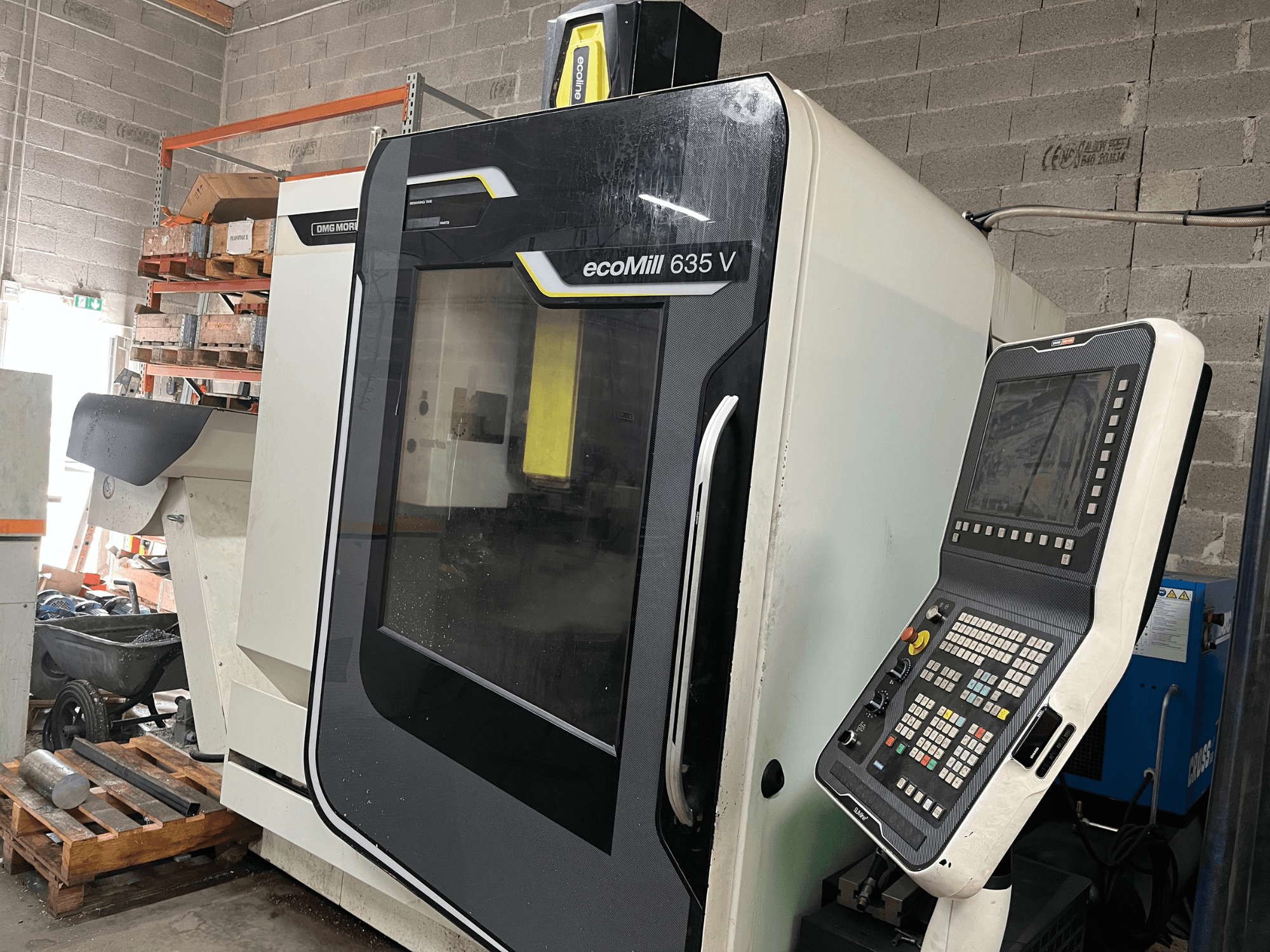 EcoMill 635 V CNC freesmachine, vooraanzicht, voorzien van bedieningspaneel met knoppen, geplaatst in industriële werkruimte.
