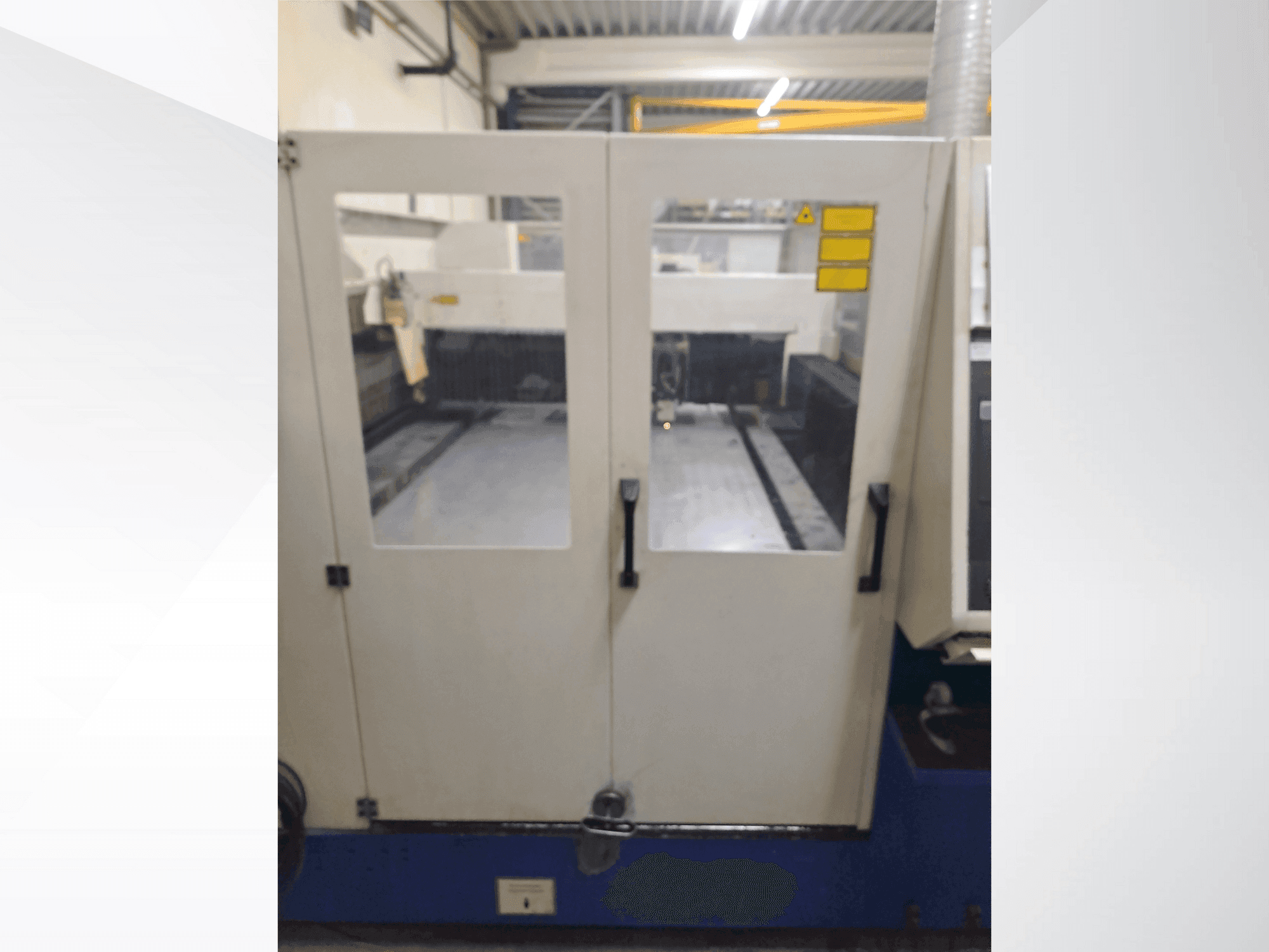 Vooraanzicht van TRUMPF TRUMATIC 3030 machine