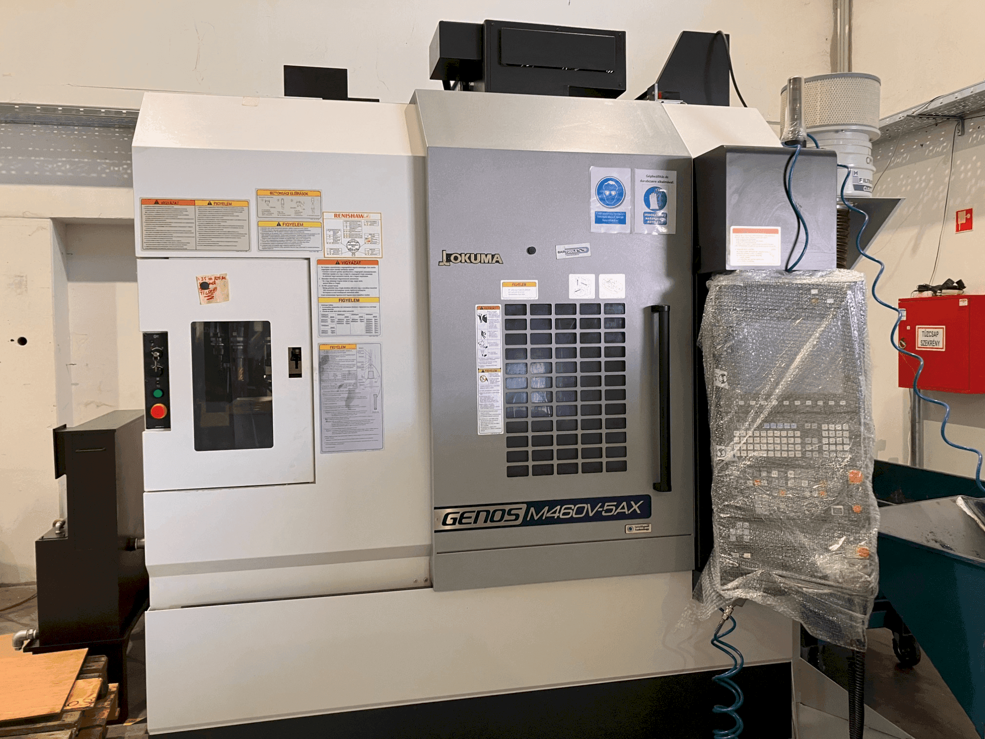 Vooraanzicht van Okuma GENOS M460V-5AX machine